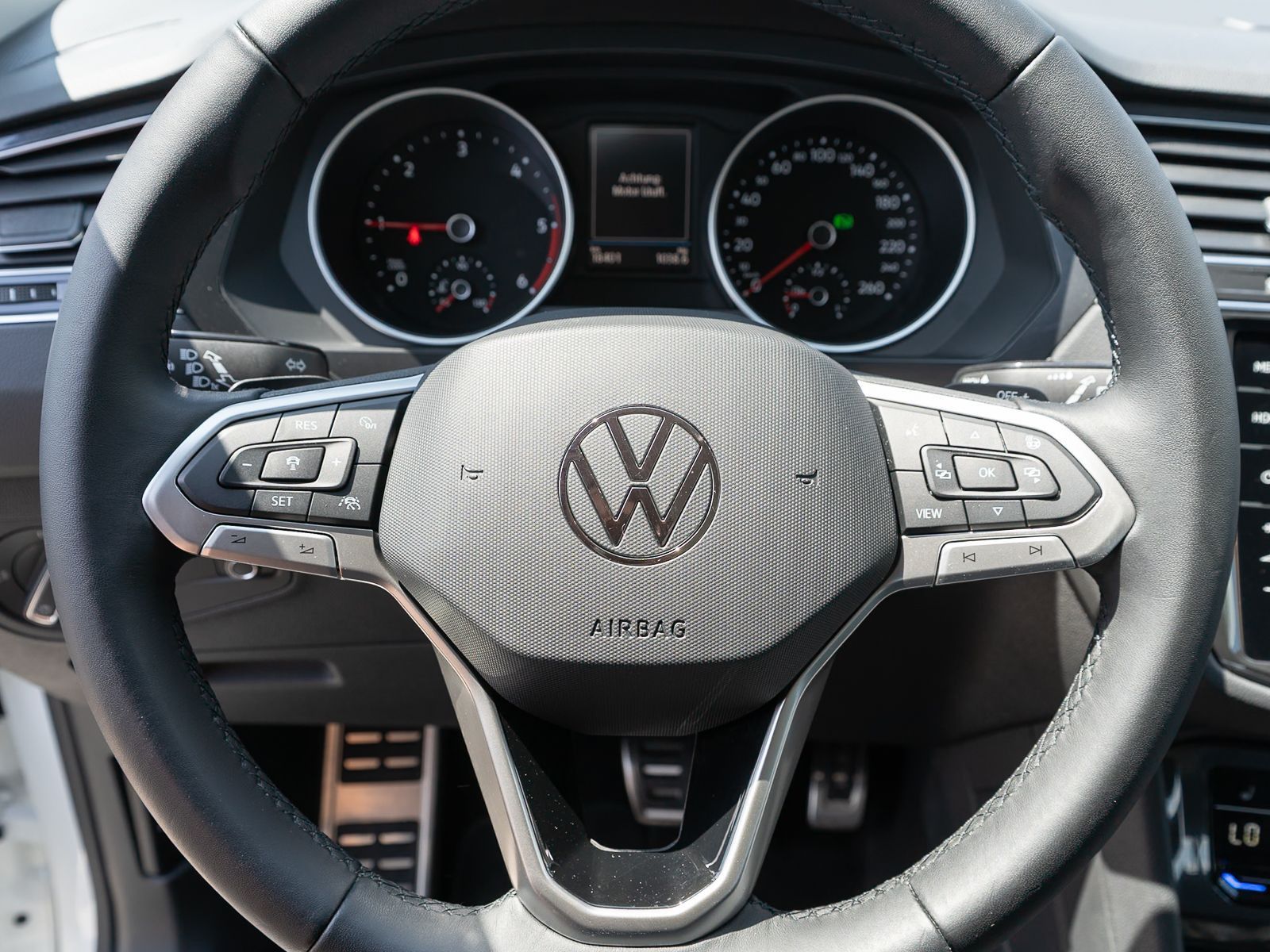 Fahrzeugabbildung Volkswagen Tiguan Move 2.0TDI DSG LED Nav RFK HUD Stdhz AHK