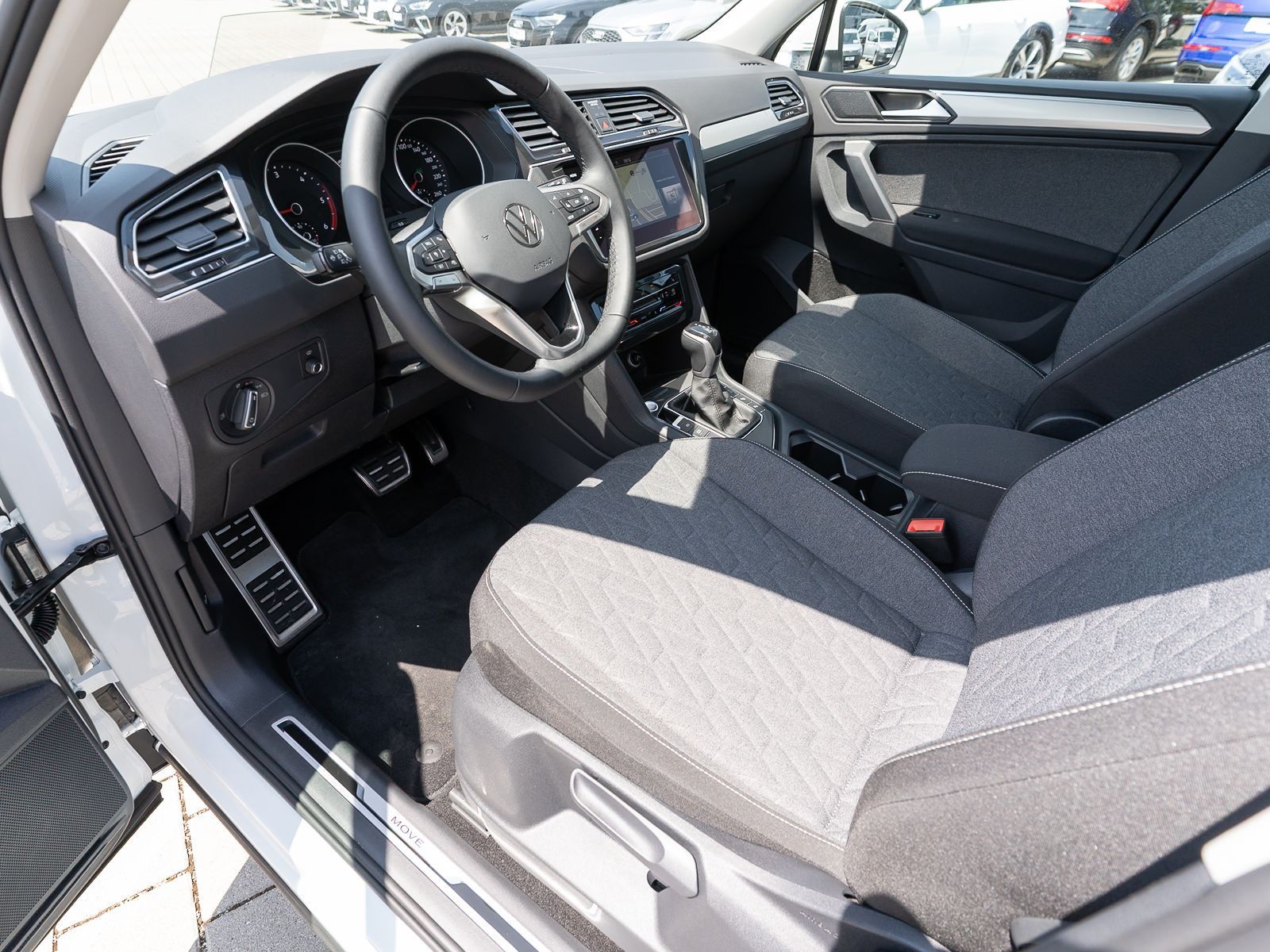 Fahrzeugabbildung Volkswagen Tiguan Move 2.0TDI DSG LED Nav RFK HUD Stdhz AHK