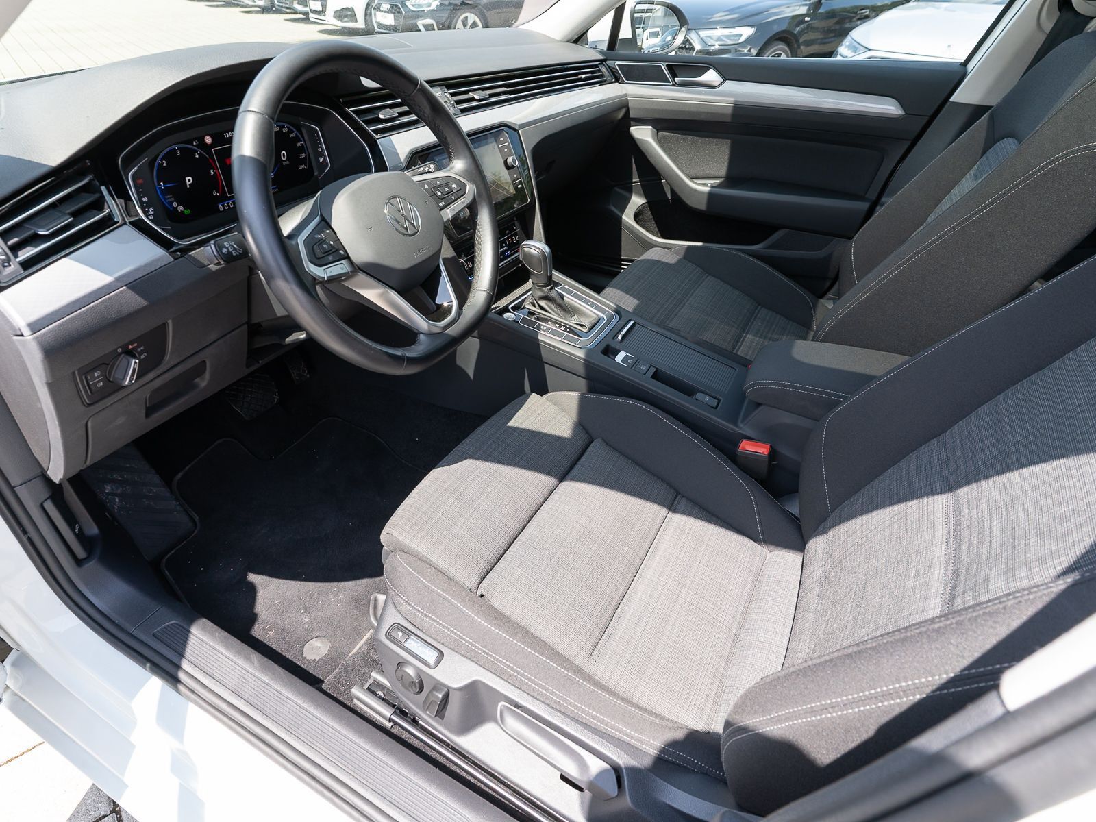 Fahrzeugabbildung Volkswagen Passat Variant Business 2.0 TDI DSG LED Pano AHK