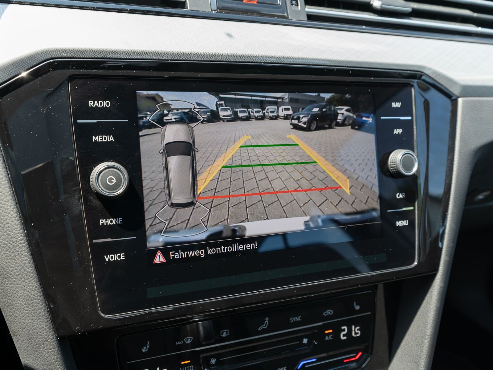 Fahrzeugabbildung Volkswagen Passat Variant Business 2.0 TDI DSG LED Pano AHK