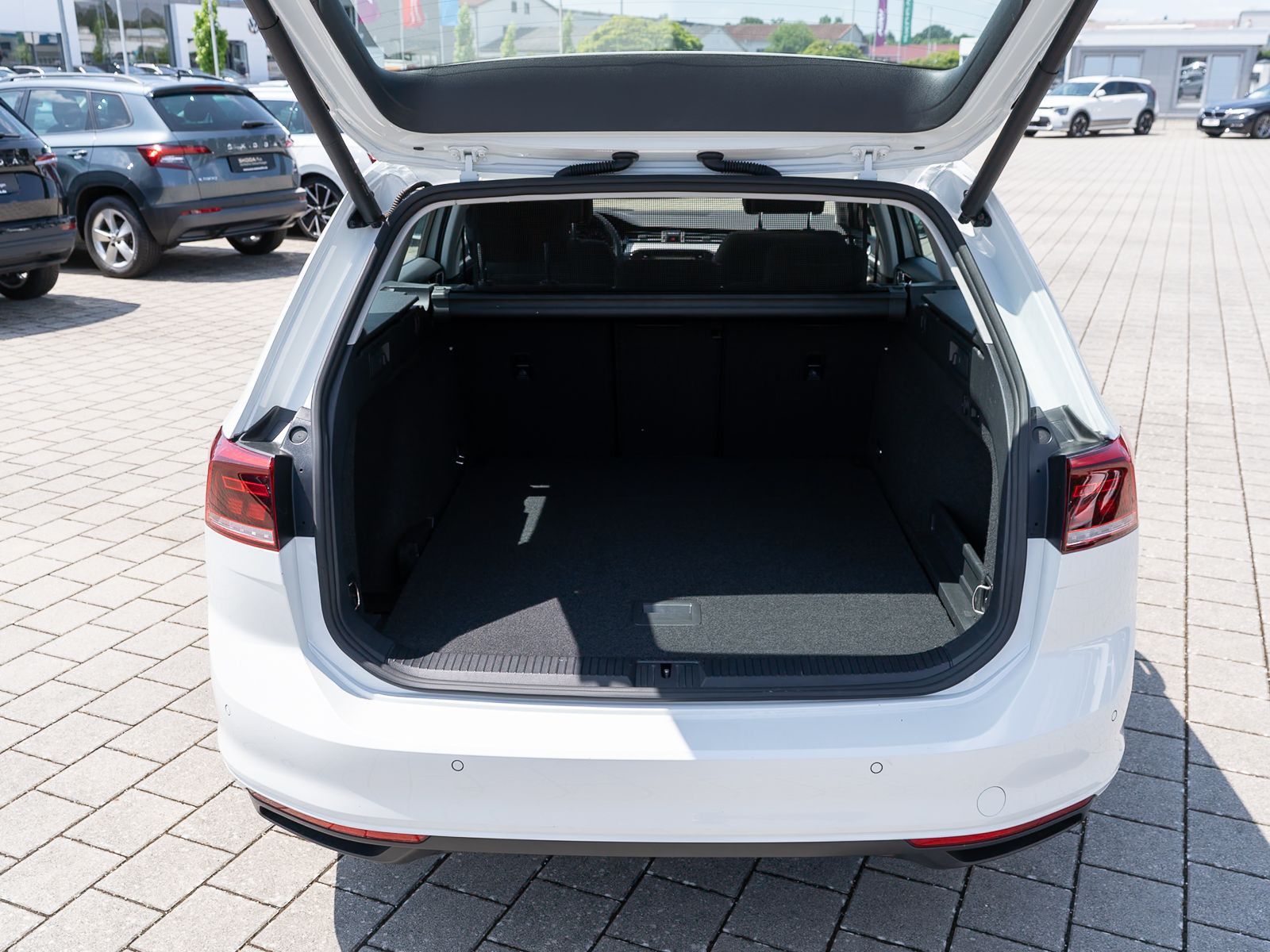 Fahrzeugabbildung Volkswagen Passat Variant Business 2.0 TDI DSG LED Pano AHK
