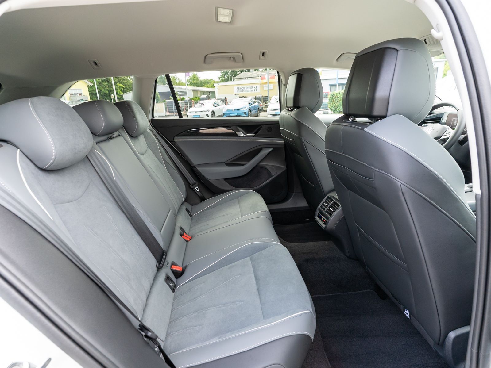 Fahrzeugabbildung Volkswagen Passat Variant Business 2.0 TDI DSG LED 360° AHK