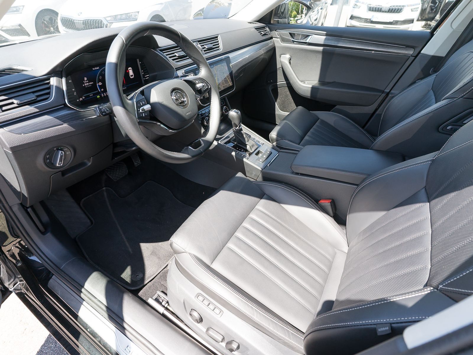 Fahrzeugabbildung SKODA Superb Combi PremiumEdition 2.0TDI DSG LEDER AHK