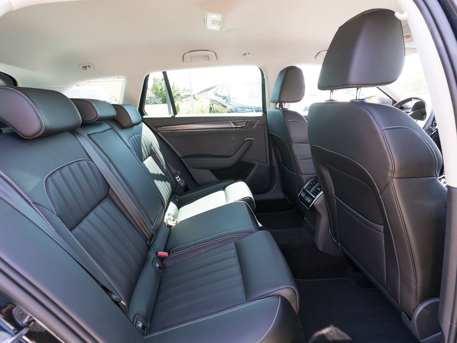 Fahrzeugabbildung SKODA Superb Combi PremiumEdition 2.0TDI DSG LEDER AHK