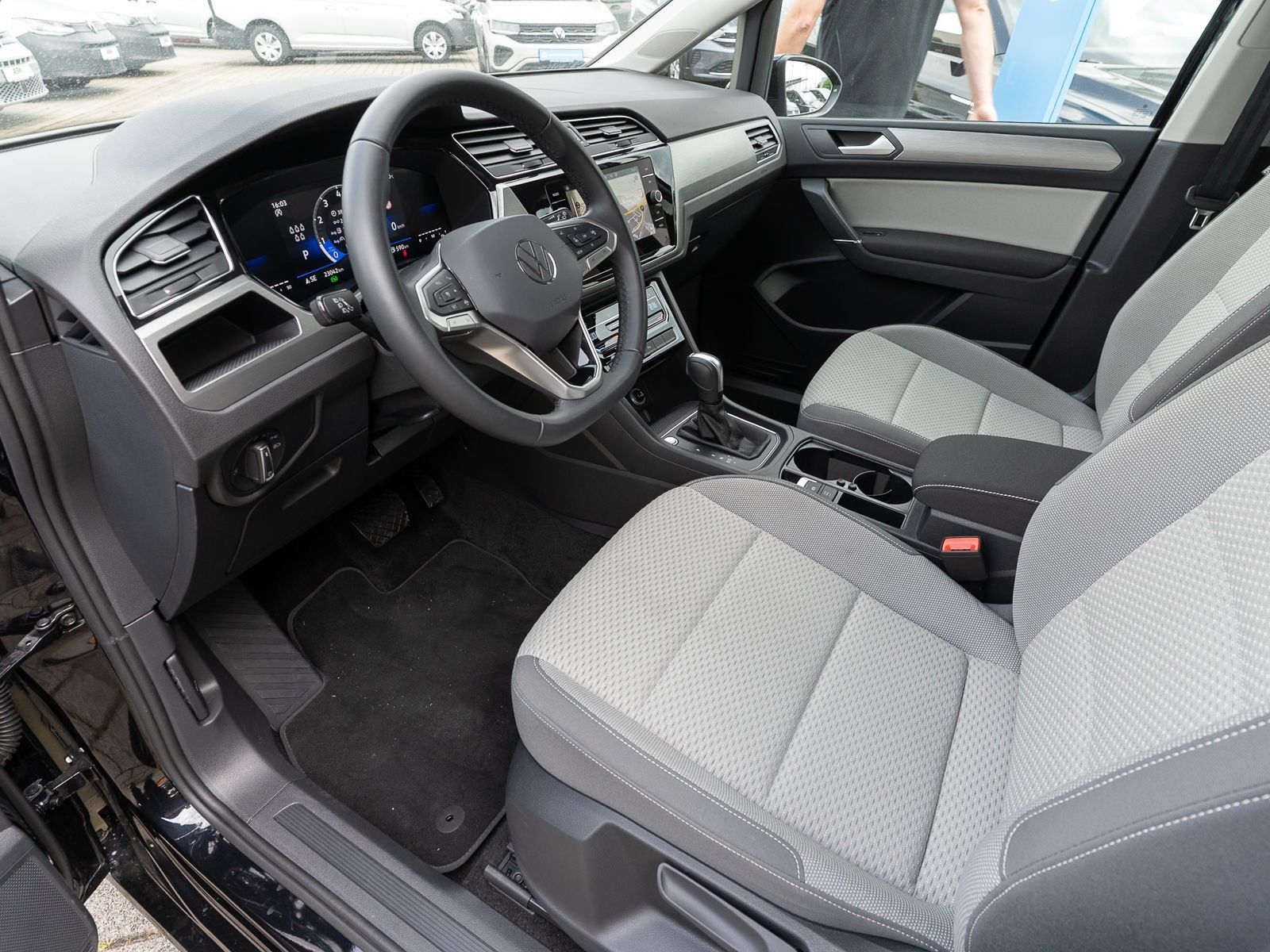 Fahrzeugabbildung Volkswagen Touran Comfortline 1.5 TSI DSG Navi RFK 7-S AHK
