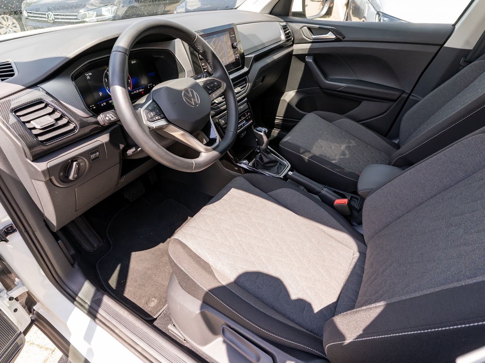 Fahrzeugabbildung Volkswagen T-Cross Life 1.5 TSI DSG LED Navi ACC PDC SHZ VC