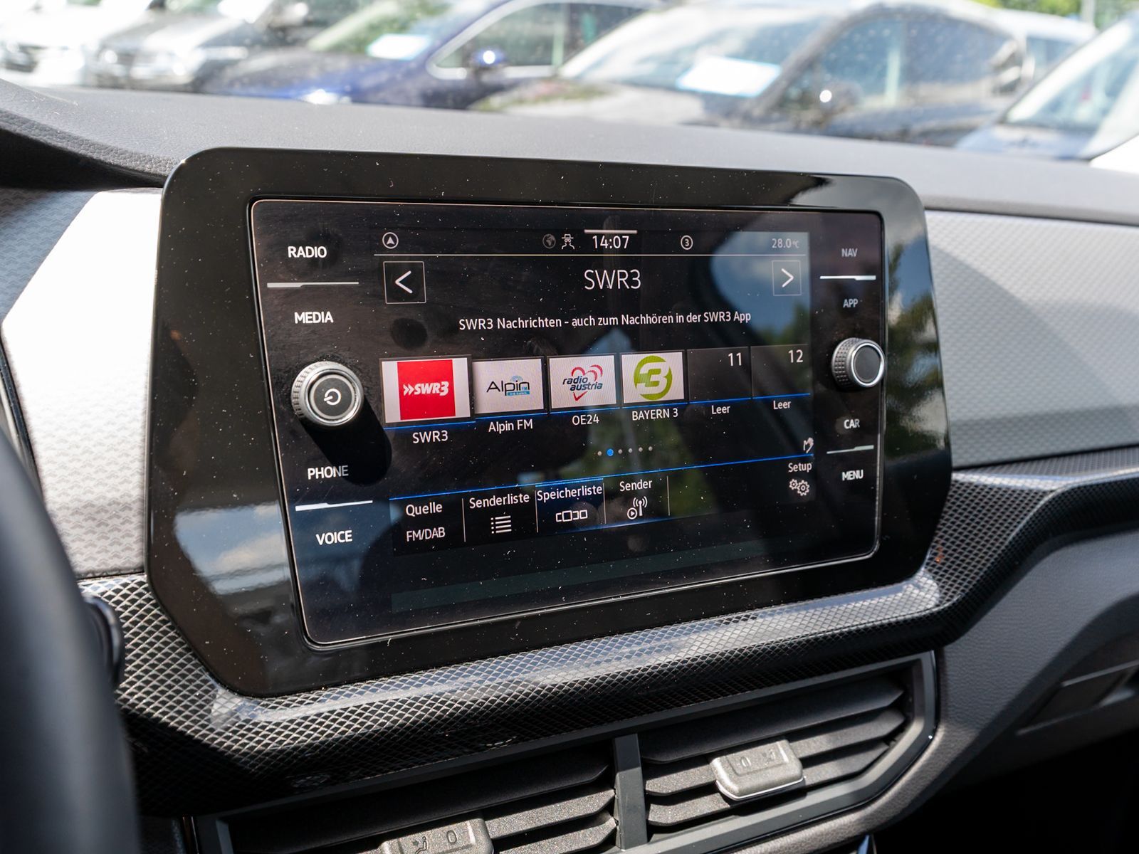 Fahrzeugabbildung Volkswagen T-Cross Life 1.5 TSI DSG LED Navi ACC PDC SHZ VC