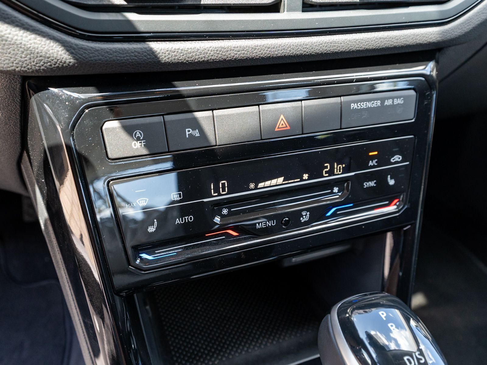 Fahrzeugabbildung Volkswagen T-Cross Life 1.5 TSI DSG LED Navi ACC PDC SHZ VC