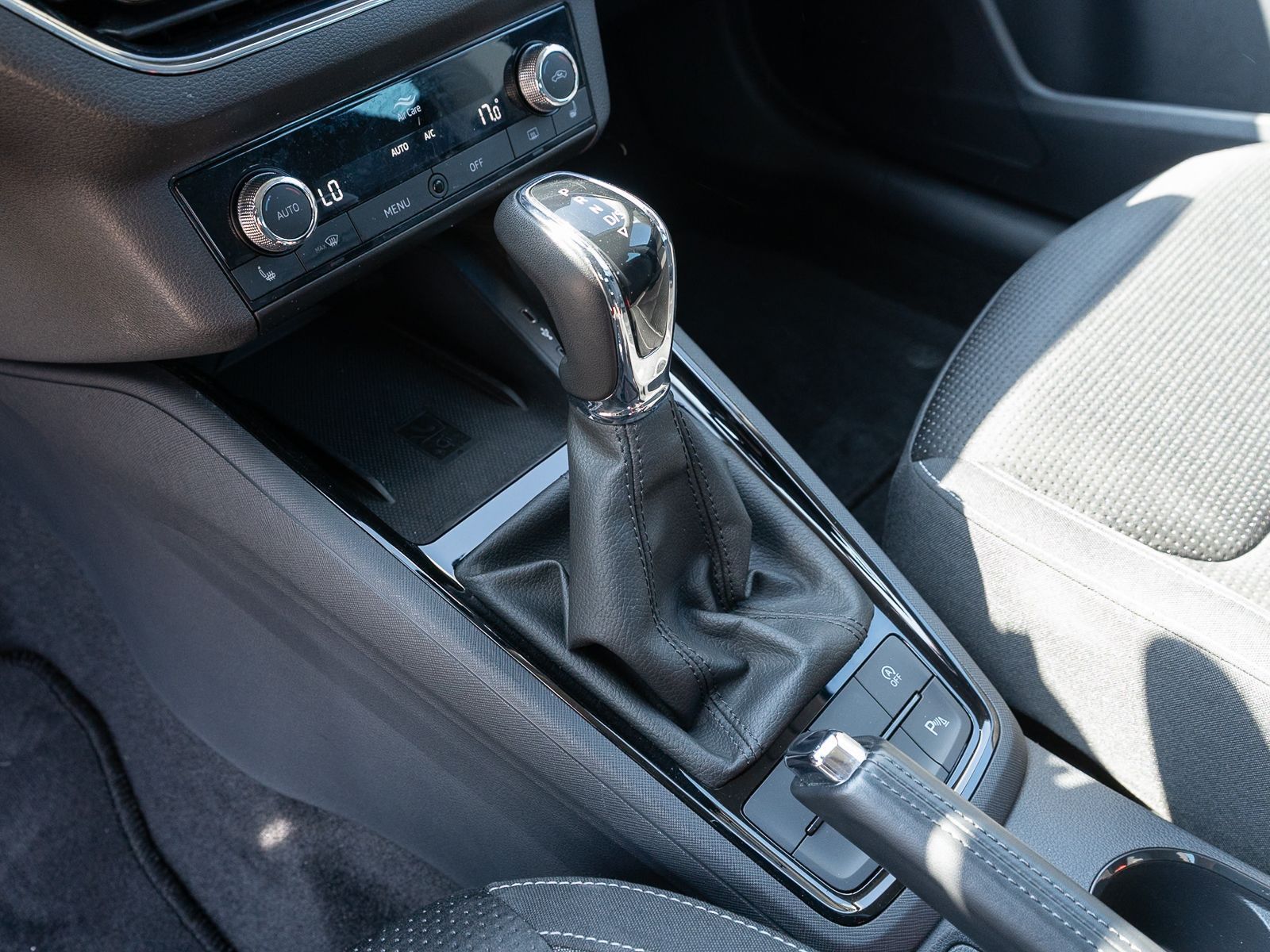 Fahrzeugabbildung SKODA Kamiq Tour 1,0 TSI DSG LED Nav PDC SHZ VC AHK