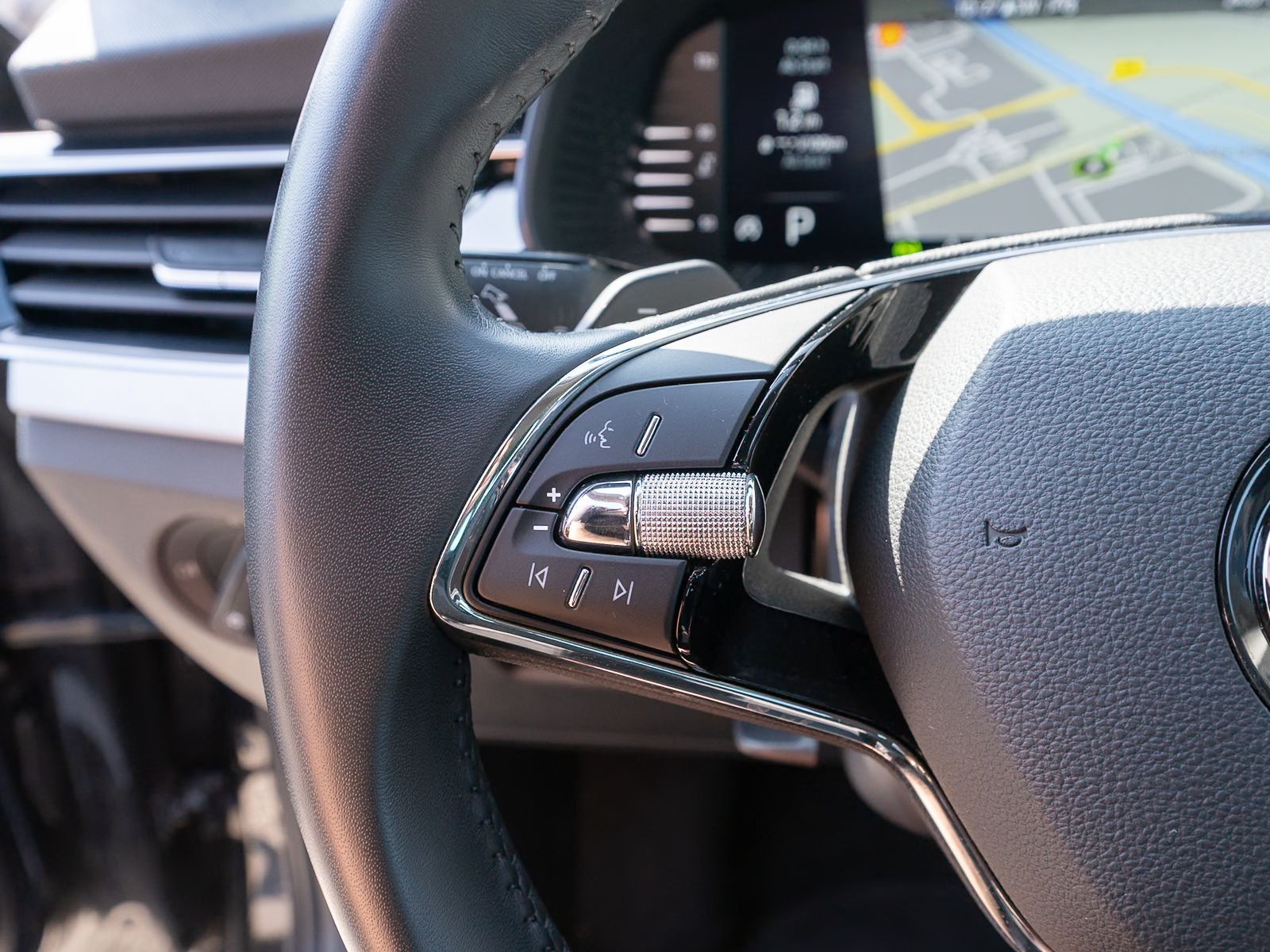 Fahrzeugabbildung SKODA Kamiq Tour 1,0 TSI DSG LED Nav PDC SHZ VC AHK