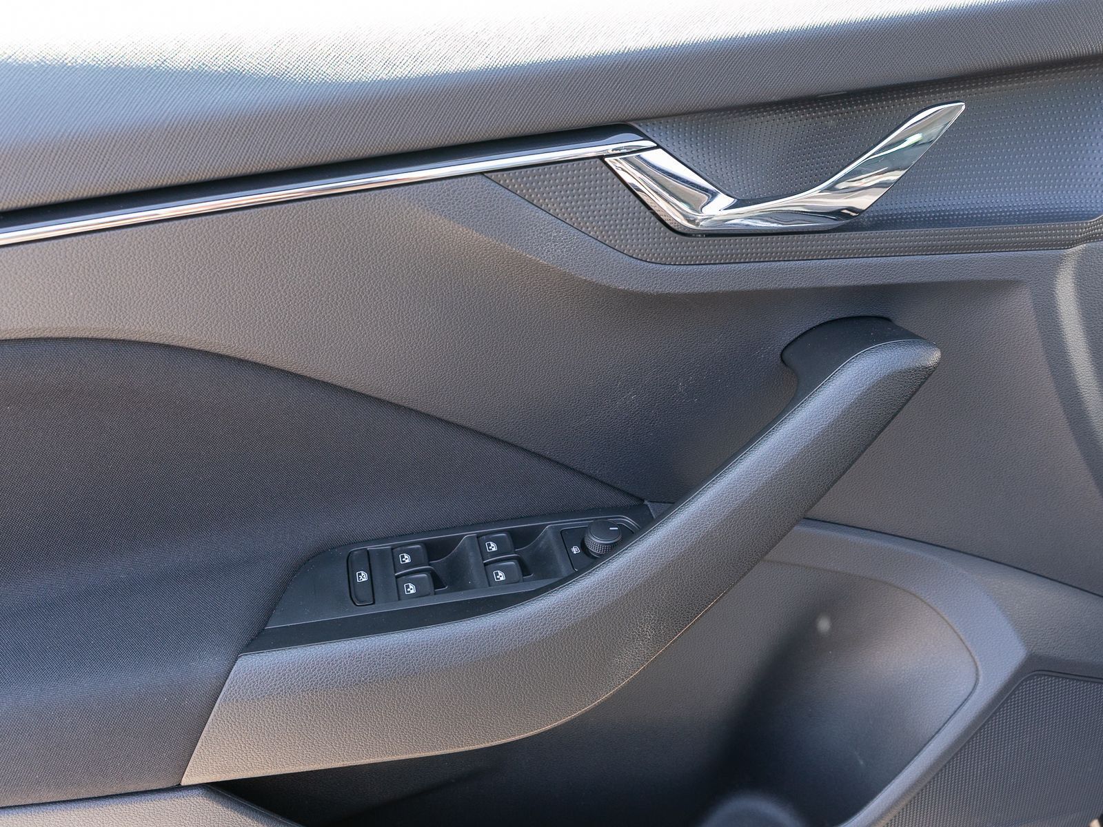 Fahrzeugabbildung SKODA Kamiq Tour 1,0 TSI DSG LED Nav PDC SHZ VC AHK