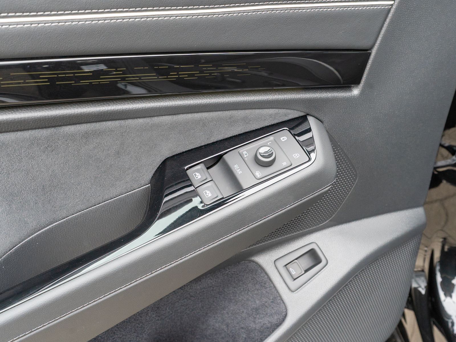 Fahrzeugabbildung Volkswagen ID.7 Tourer Pro LED Navi 360° Wärmepumpe H&K AHK