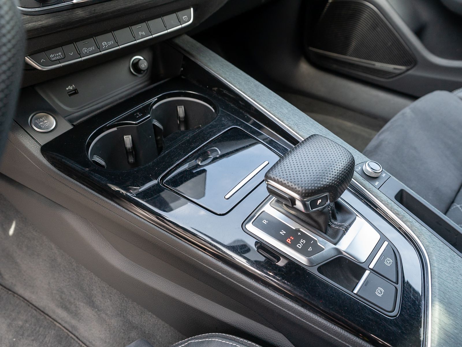 Fahrzeugabbildung Audi A4 Avant S line Competition 40TDI Stronic B&O VC