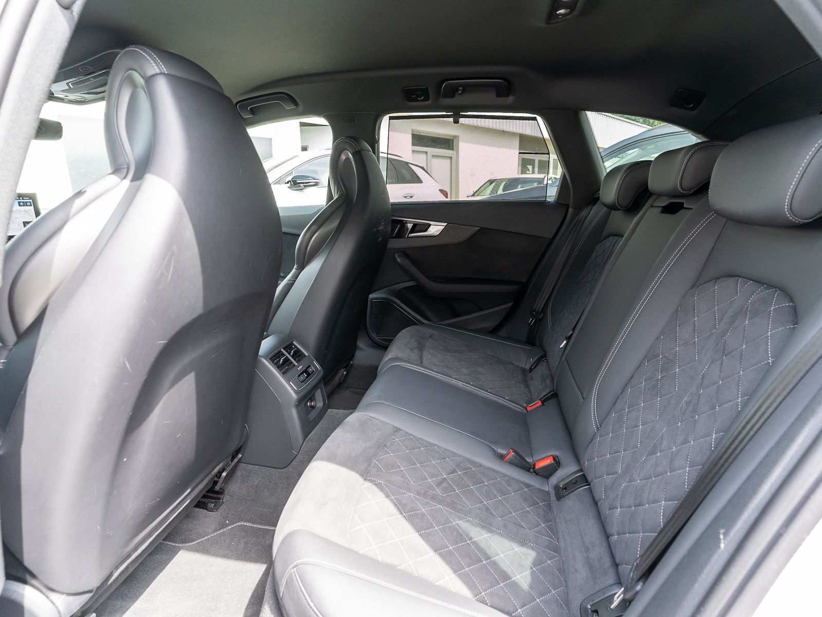 Fahrzeugabbildung Audi A4 Avant S line Competition 40TDI Stronic B&O VC