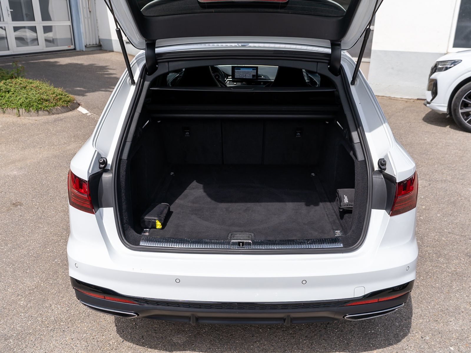 Fahrzeugabbildung Audi A4 Avant S line Competition 40TDI Stronic B&O VC