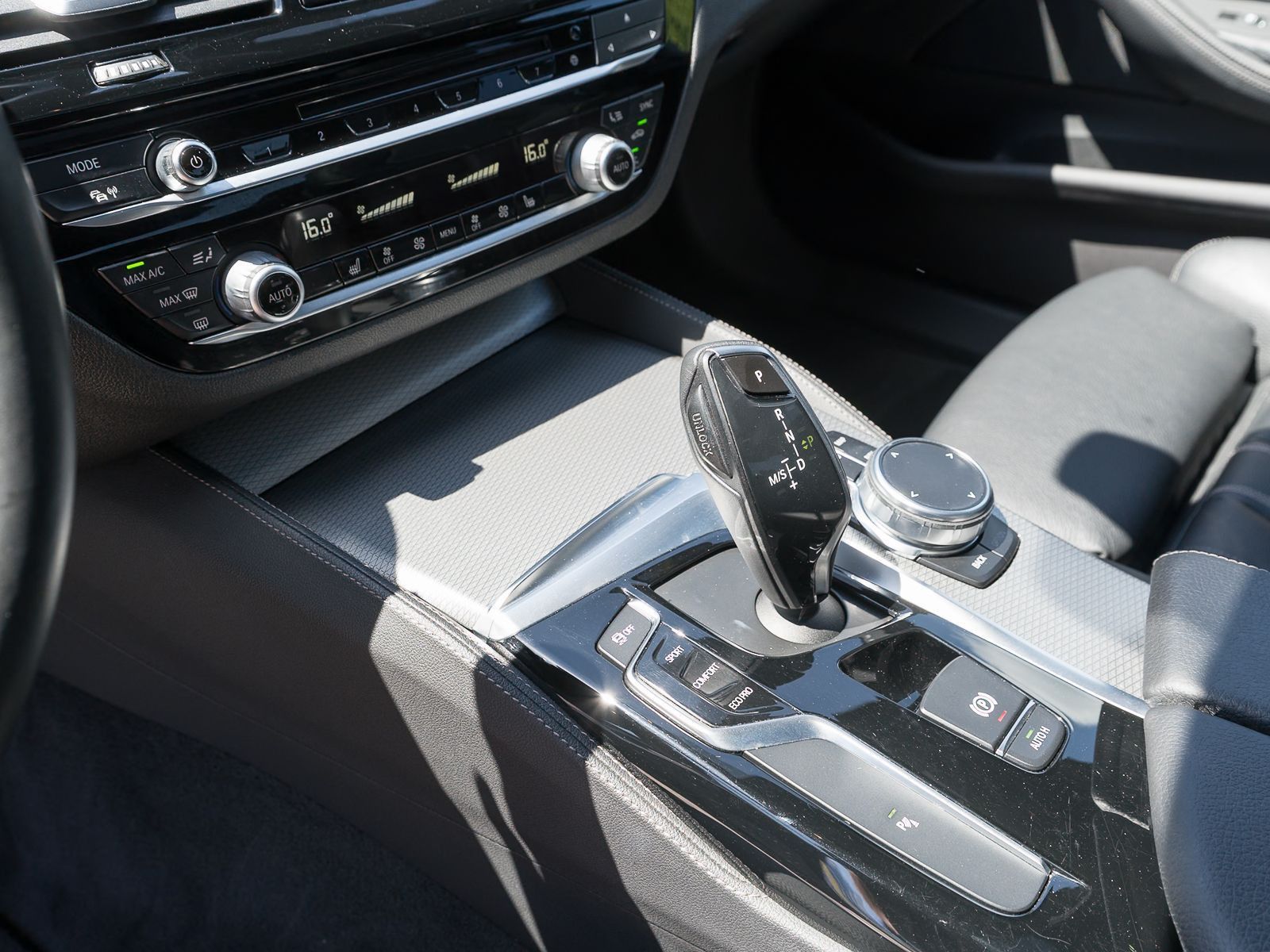 Fahrzeugabbildung BMW 520d M Sport LED Navi Pano PDC LEDER HUD