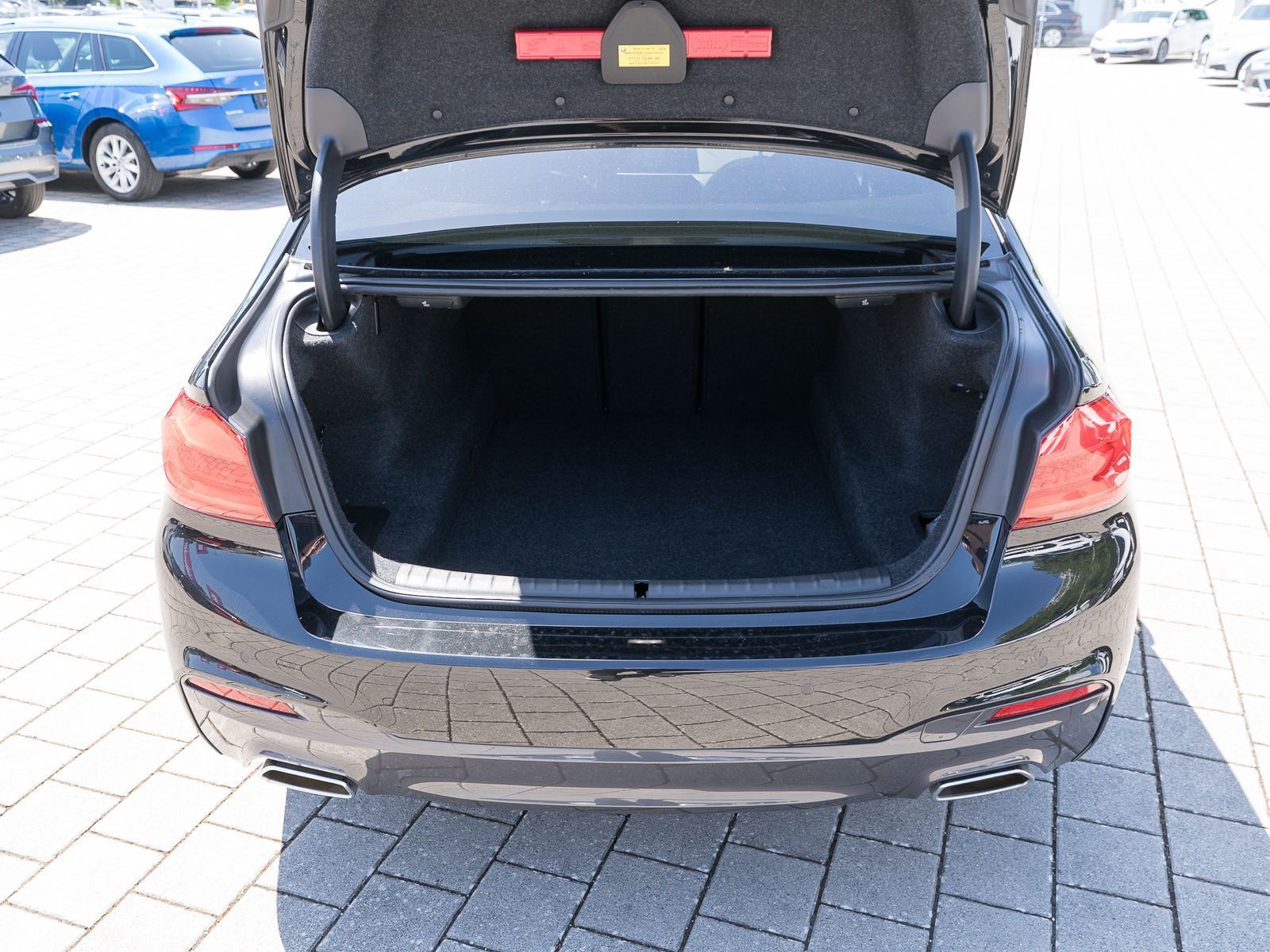 Fahrzeugabbildung BMW 520d M Sport LED Navi Pano PDC LEDER HUD
