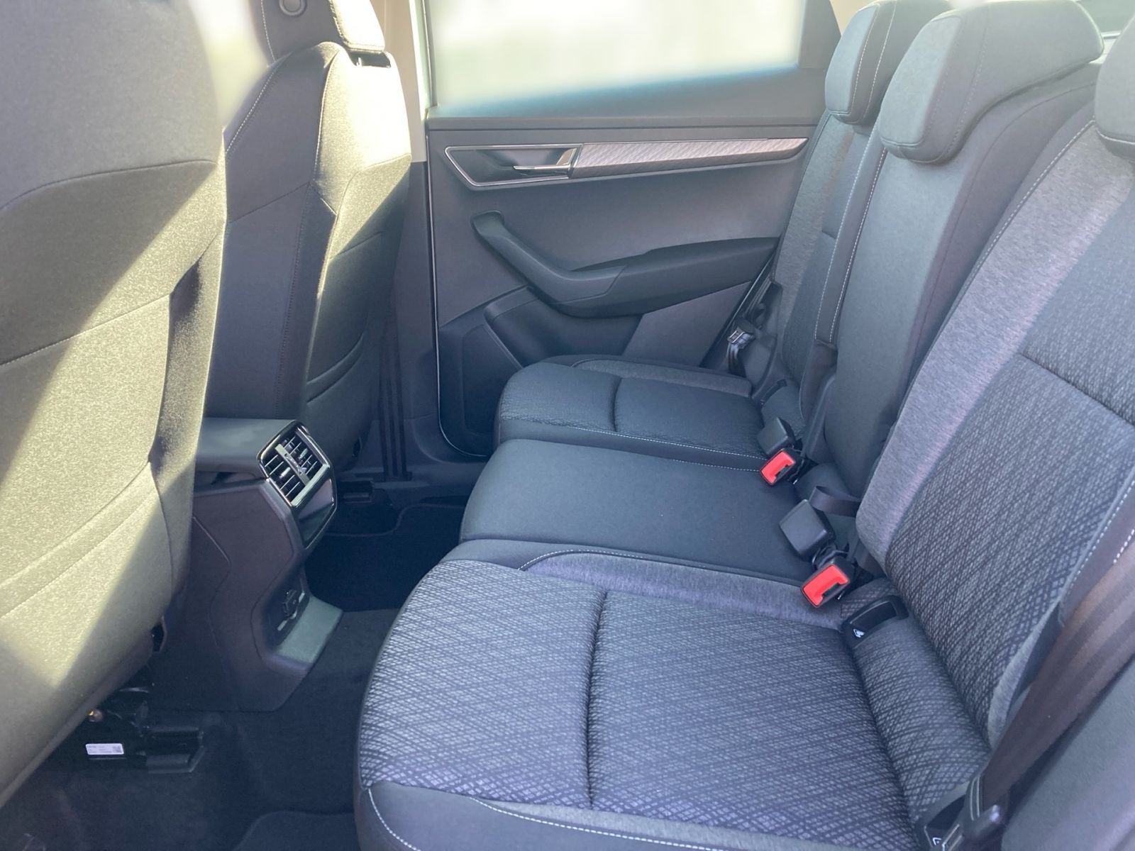 Fahrzeugabbildung SKODA Karoq Tour 1,5TSI 150PS DSG ACC Varioflex Kamera