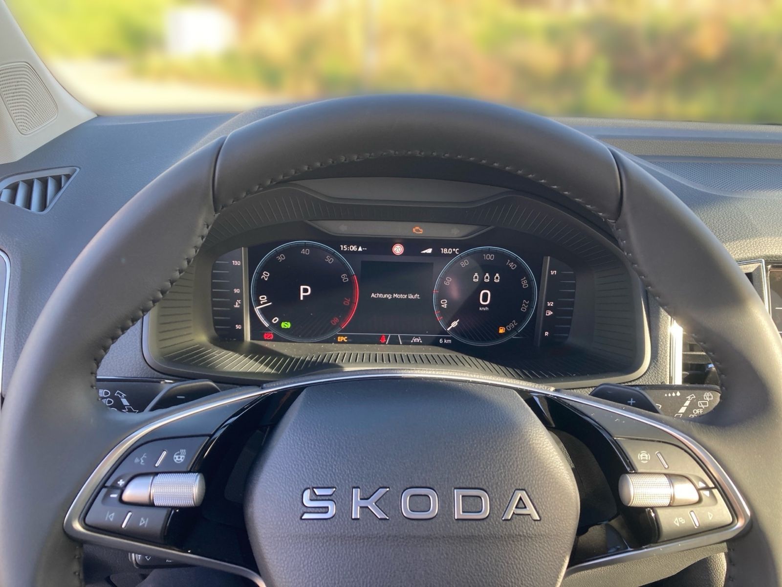 Fahrzeugabbildung SKODA Karoq Tour 1,5TSI 150PS DSG ACC Varioflex Kamera