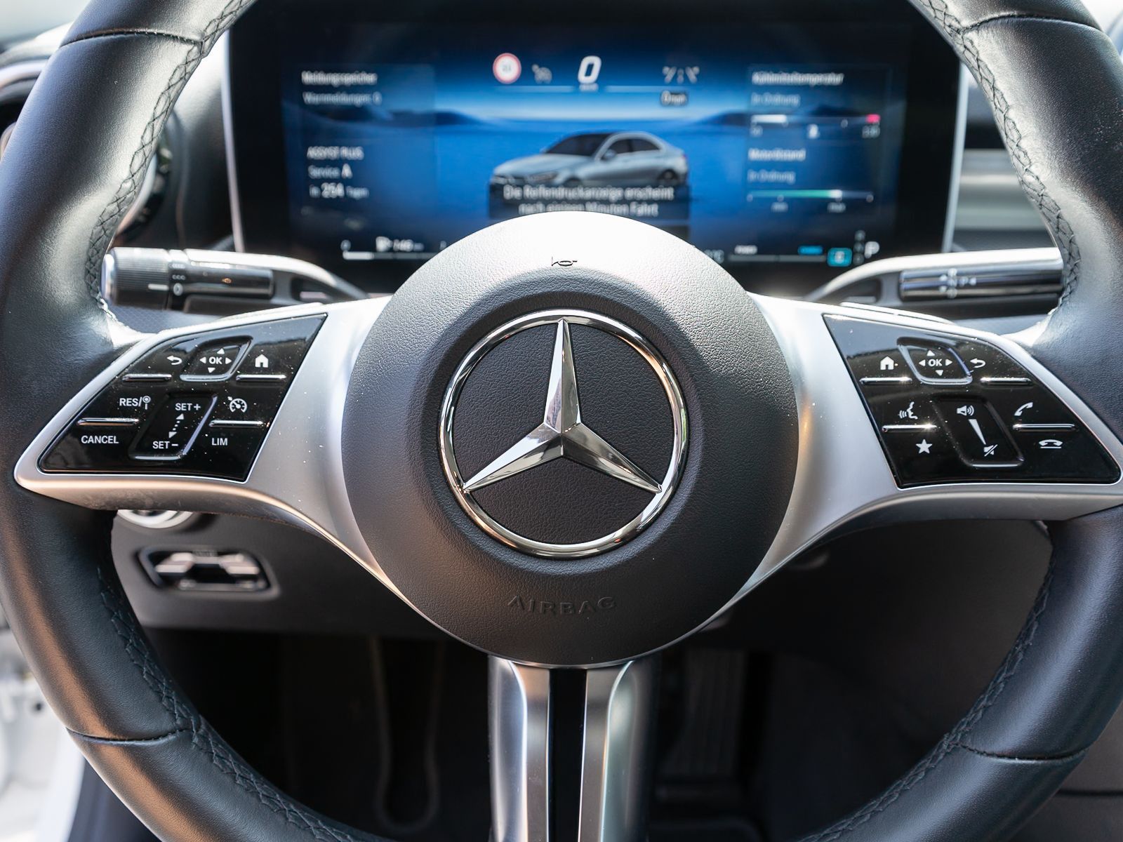 Fahrzeugabbildung Mercedes-Benz C 180 Avantgarde LED Navi RFK SHZ Tempomat