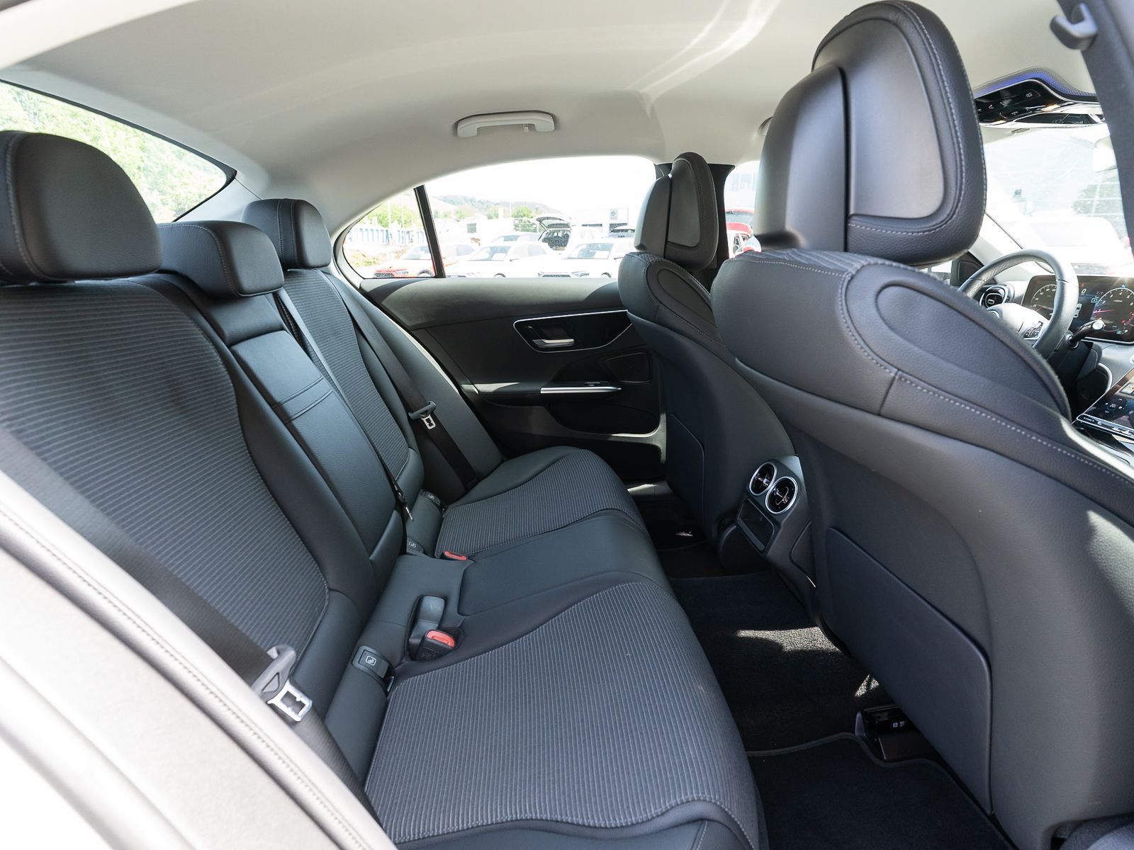 Fahrzeugabbildung Mercedes-Benz C 180 Avantgarde LED Navi RFK SHZ Tempomat