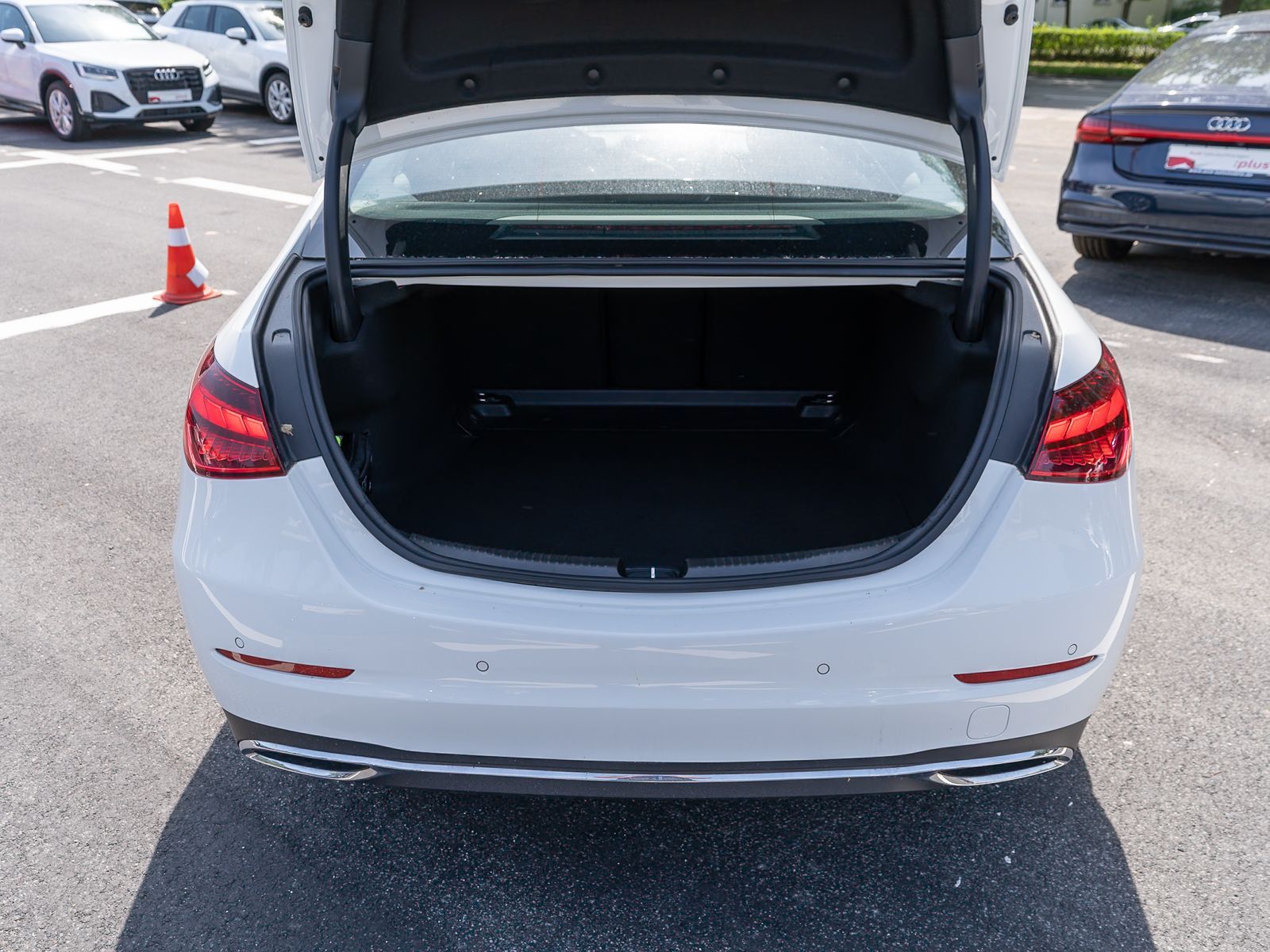 Fahrzeugabbildung Mercedes-Benz C 180 Avantgarde LED Navi RFK SHZ Tempomat