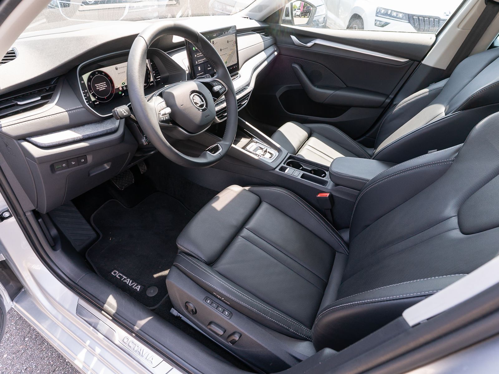 Fahrzeugabbildung SKODA Octavia Combi Selection 2,0TDI DSG Pano 360° AHK