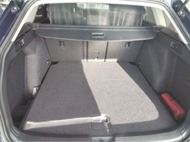 Fahrzeugabbildung Volkswagen Golf Variant Life Move 1,0 TSI LED NAVI AHK RFK
