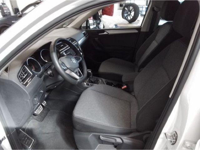 Fahrzeugabbildung Volkswagen Tiguan Life Move 1,5 TSI DSG LED NAVI AHK 360°