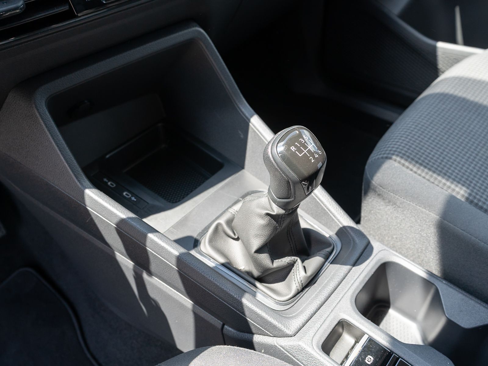 Fahrzeugabbildung Volkswagen Caddy Cargo Maxi 2.0TDI Navi Klima PDC v/h SHZ