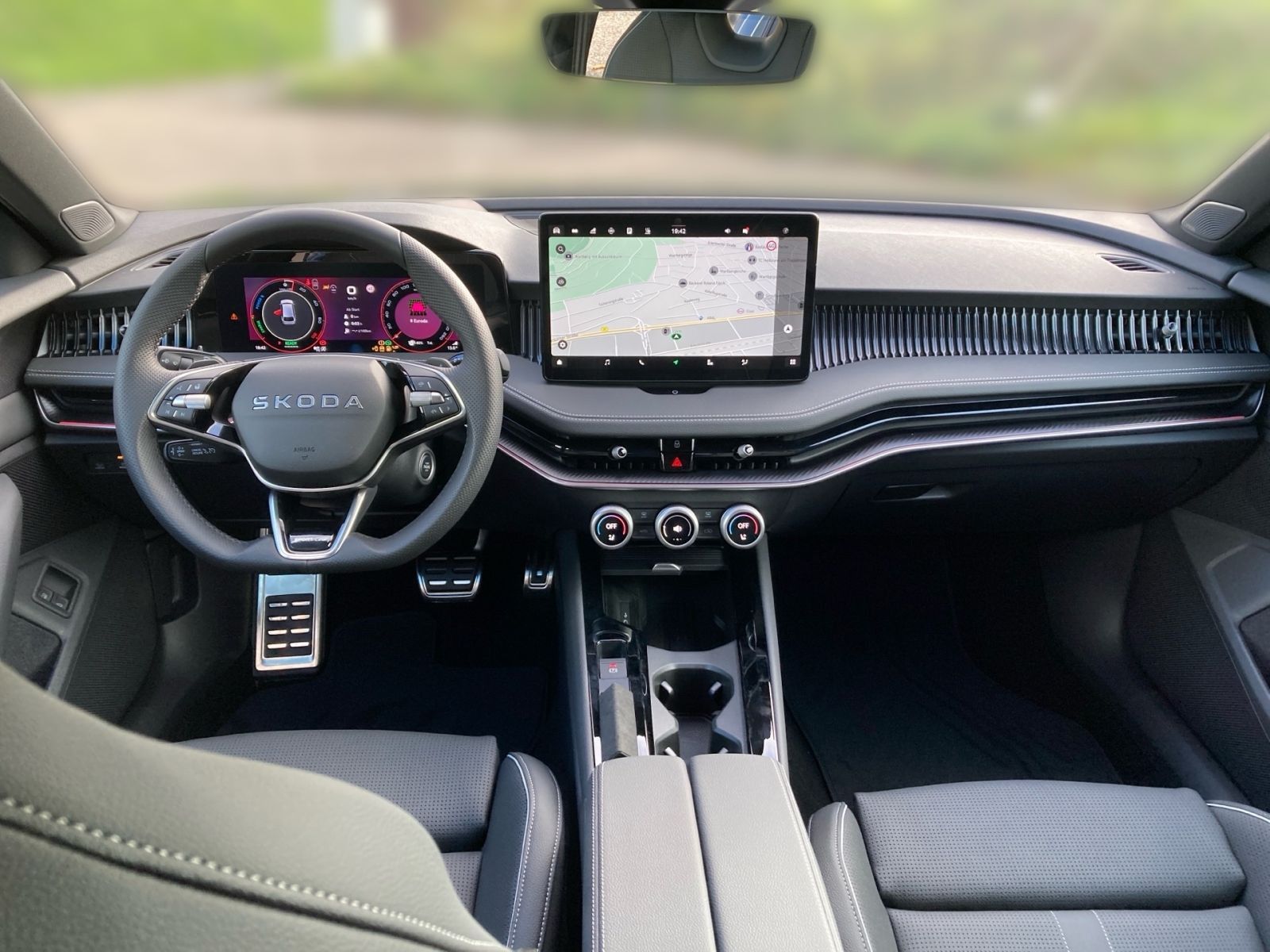 Fahrzeugabbildung SKODA Superb Combi Sportline 1,5 TSI iV 204PS DSG AHK