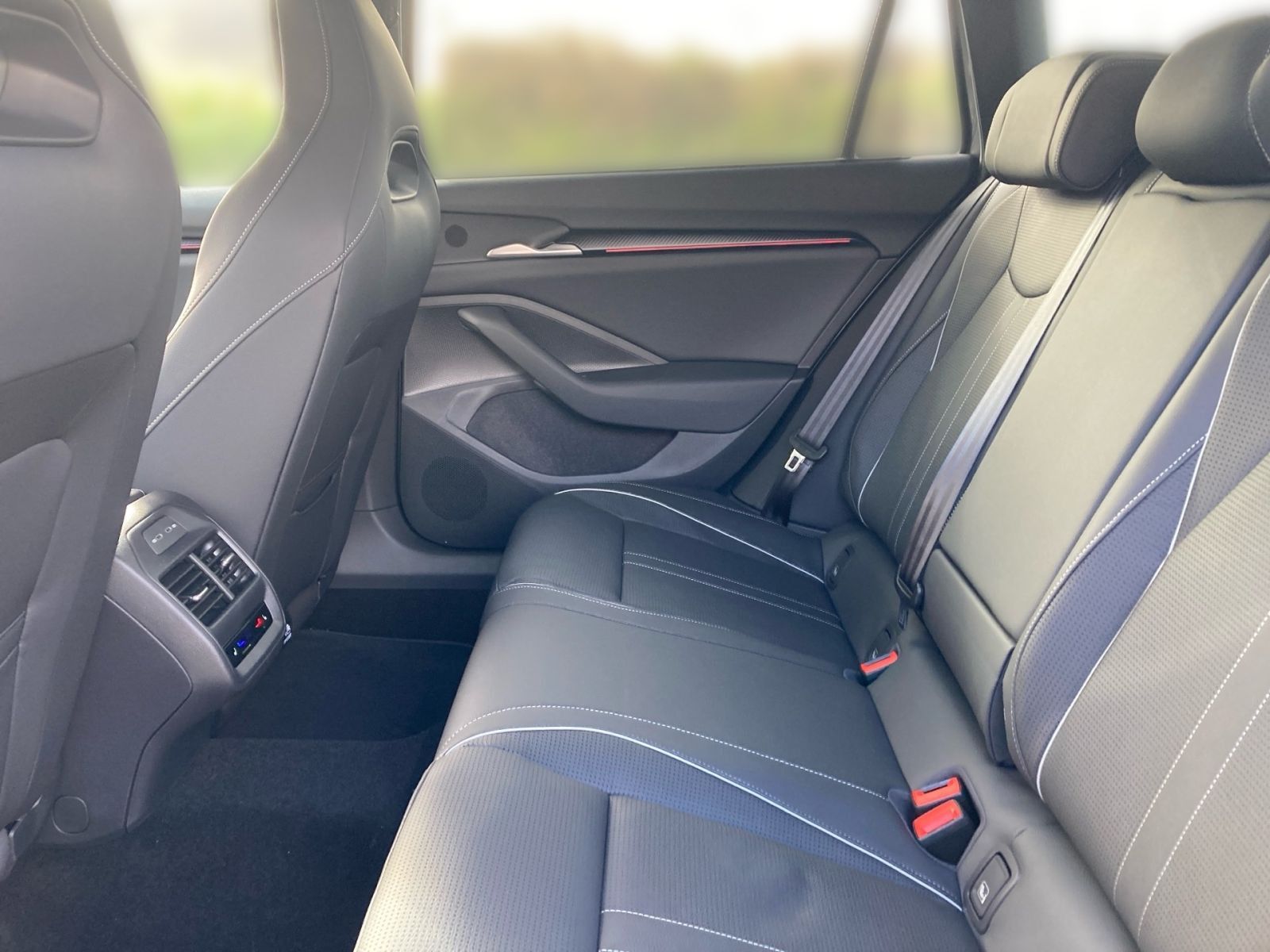 Fahrzeugabbildung SKODA Superb Combi Sportline 1,5 TSI iV 204PS DSG AHK