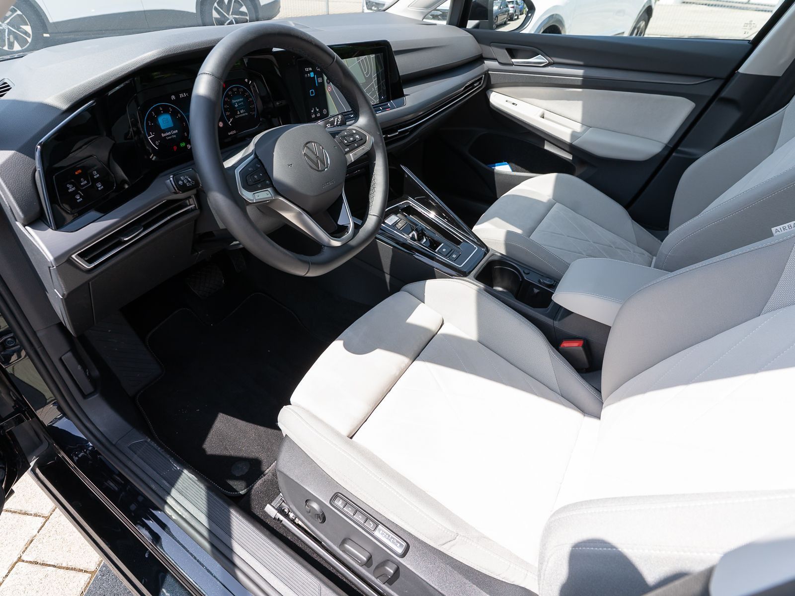 Fahrzeugabbildung Volkswagen Golf Style 2.0 TSI DSG LED Navi RFK PDC SHZ