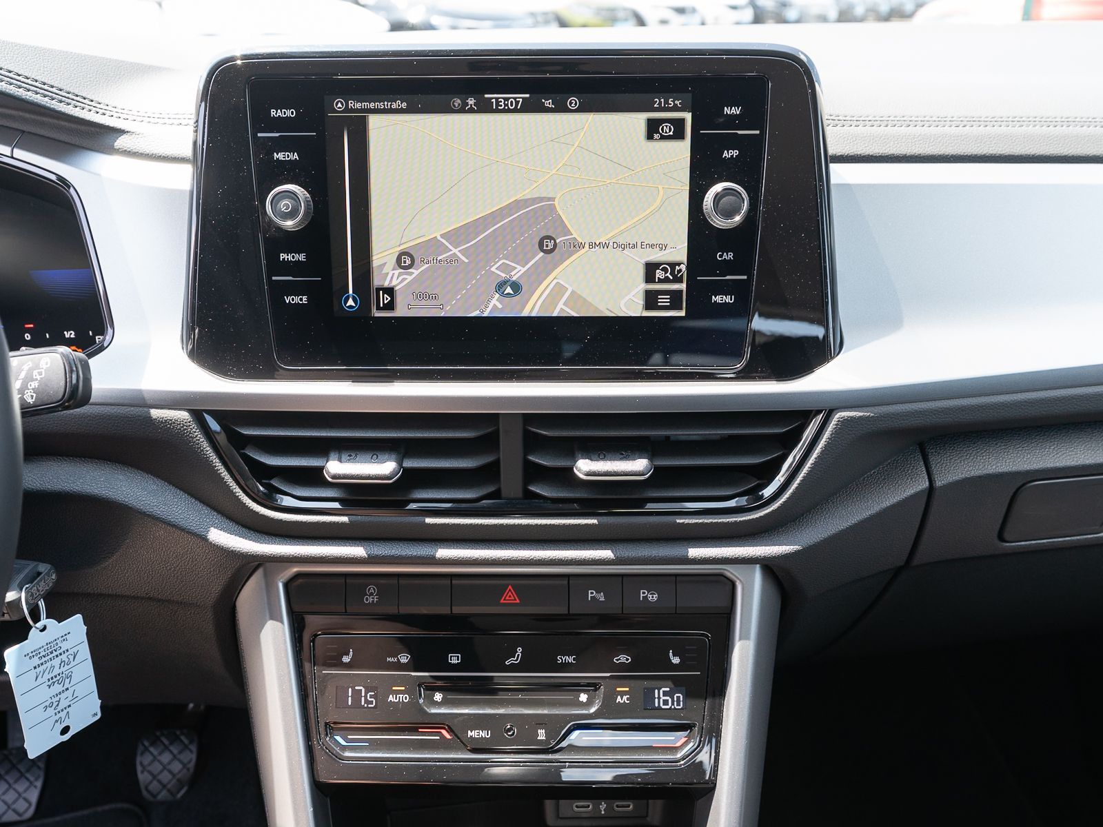 Fahrzeugabbildung Volkswagen T-Roc Life 1.0 TSI LED Navi PDC SHZ Stdhzg AHK