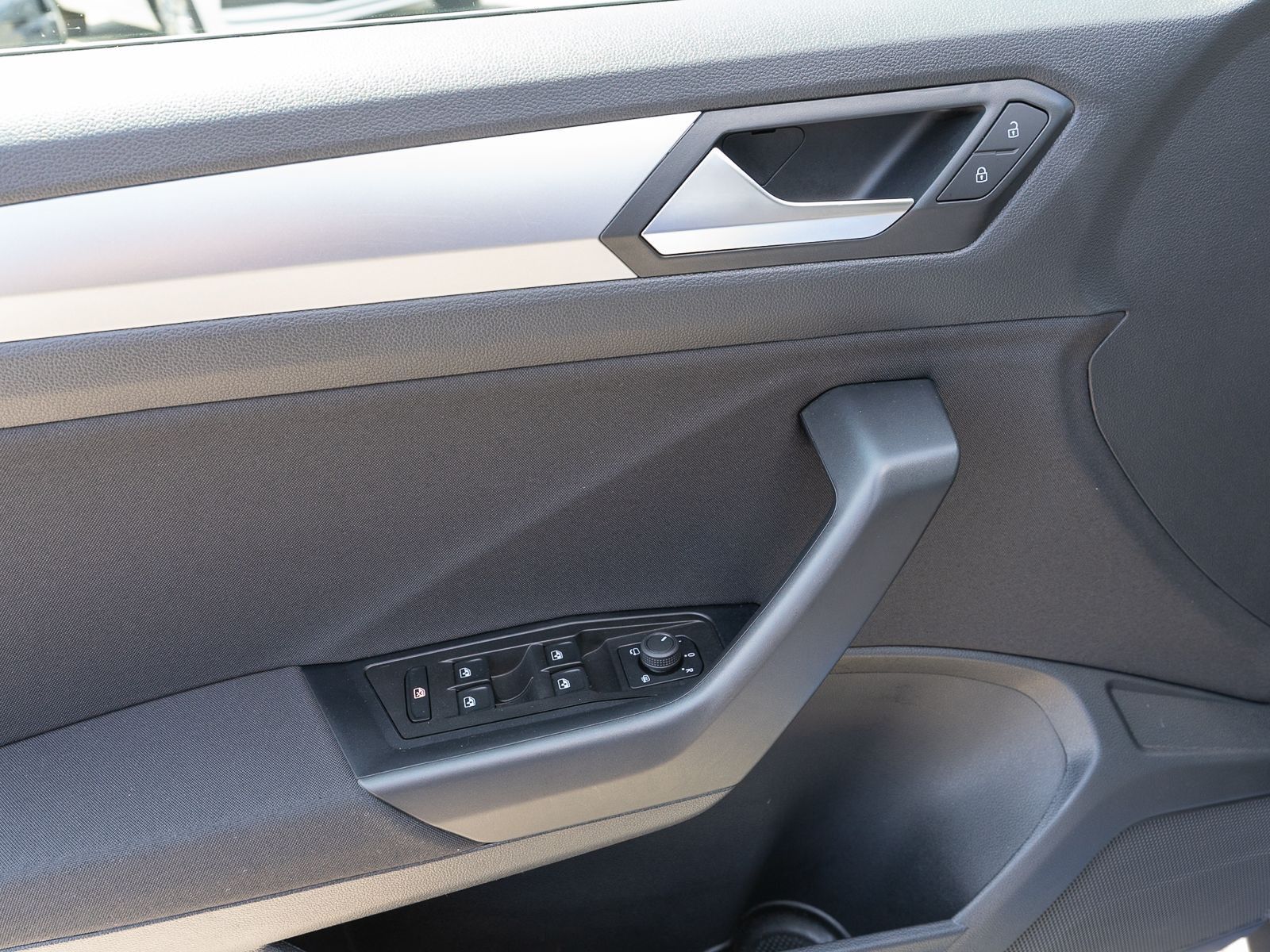 Fahrzeugabbildung Volkswagen T-Roc Life 1.0 TSI LED Navi PDC SHZ Stdhzg AHK