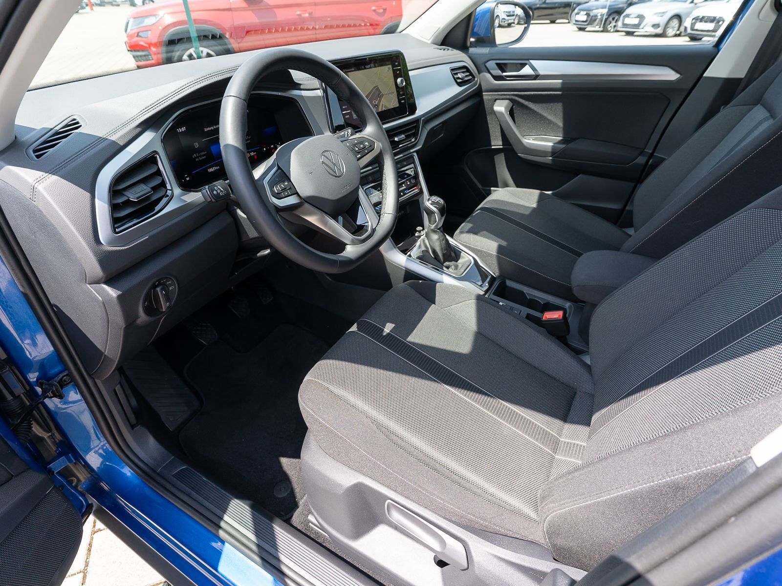 Fahrzeugabbildung Volkswagen T-Roc Life 1.0 TSI LED Navi PDC SHZ Stdhzg AHK