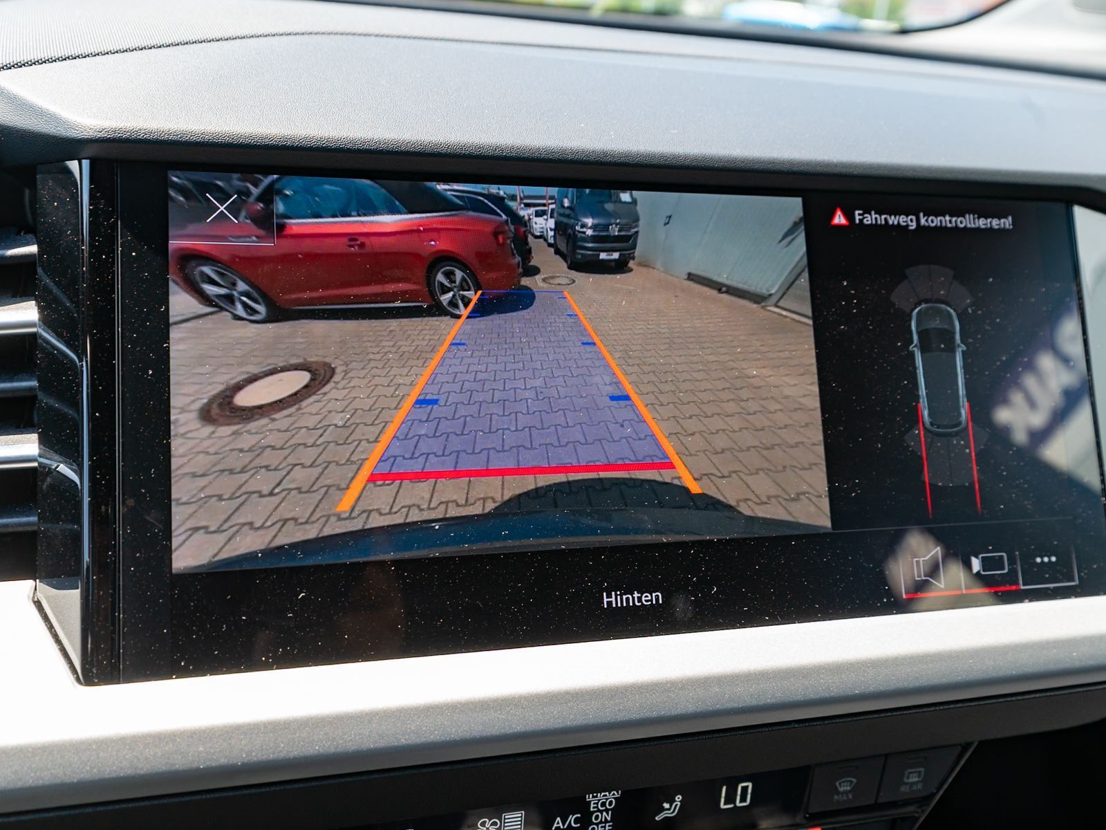 Fahrzeugabbildung Audi Q4 e-tron Matrix Navi RFK SHZ Wärmepumpe HUD AHK