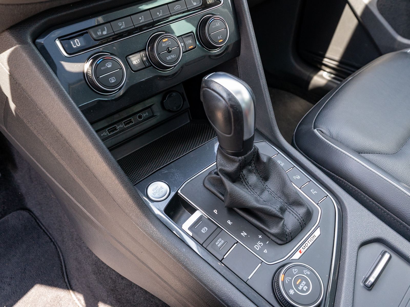 Fahrzeugabbildung Volkswagen Tiguan R-Line 2.0 TSI 4M DSG LED 360° Pano AHK
