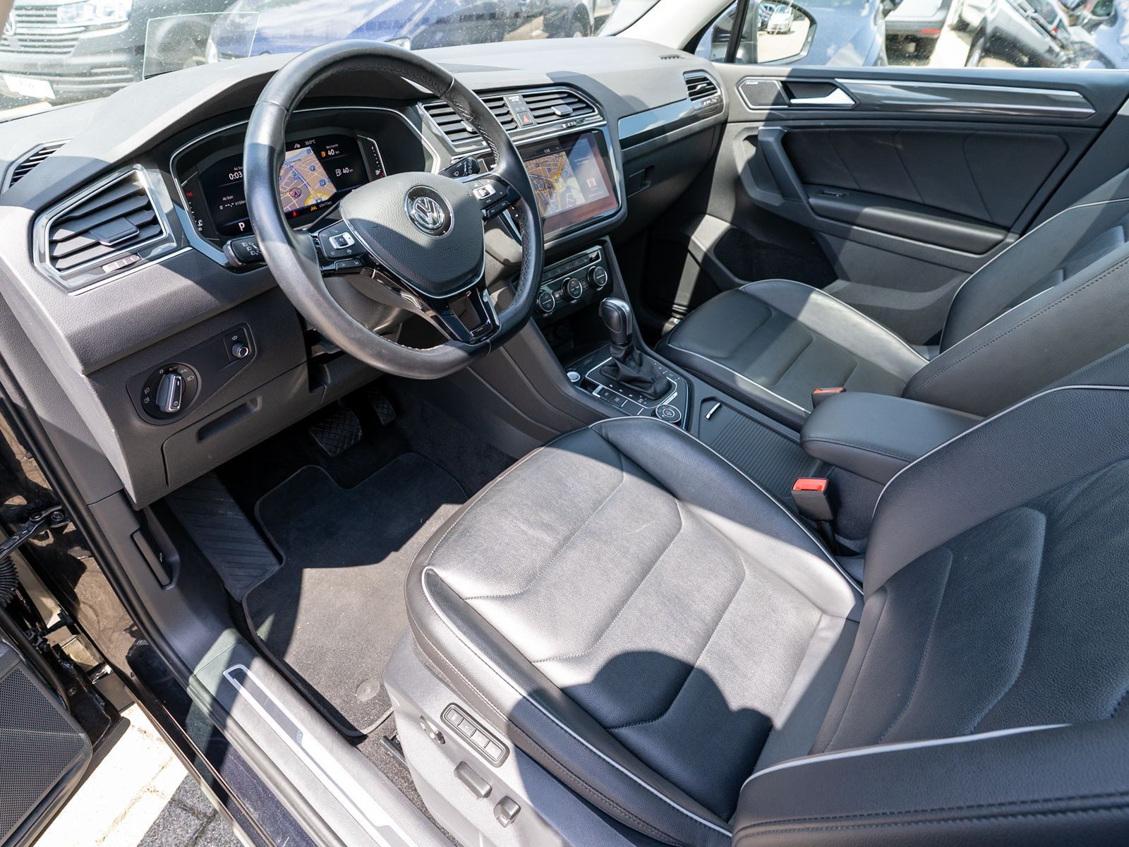 Fahrzeugabbildung Volkswagen Tiguan R-Line 2.0 TSI 4M DSG LED 360° Pano AHK