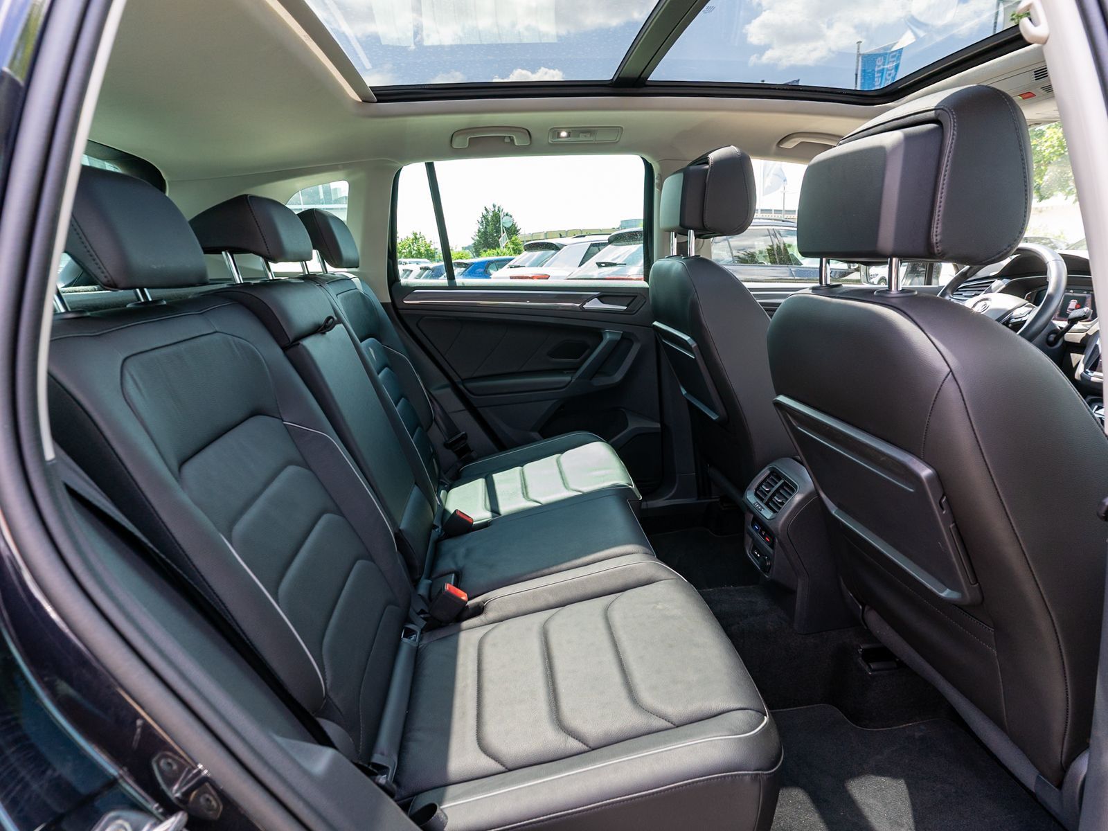 Fahrzeugabbildung Volkswagen Tiguan R-Line 2.0 TSI 4M DSG LED 360° Pano AHK