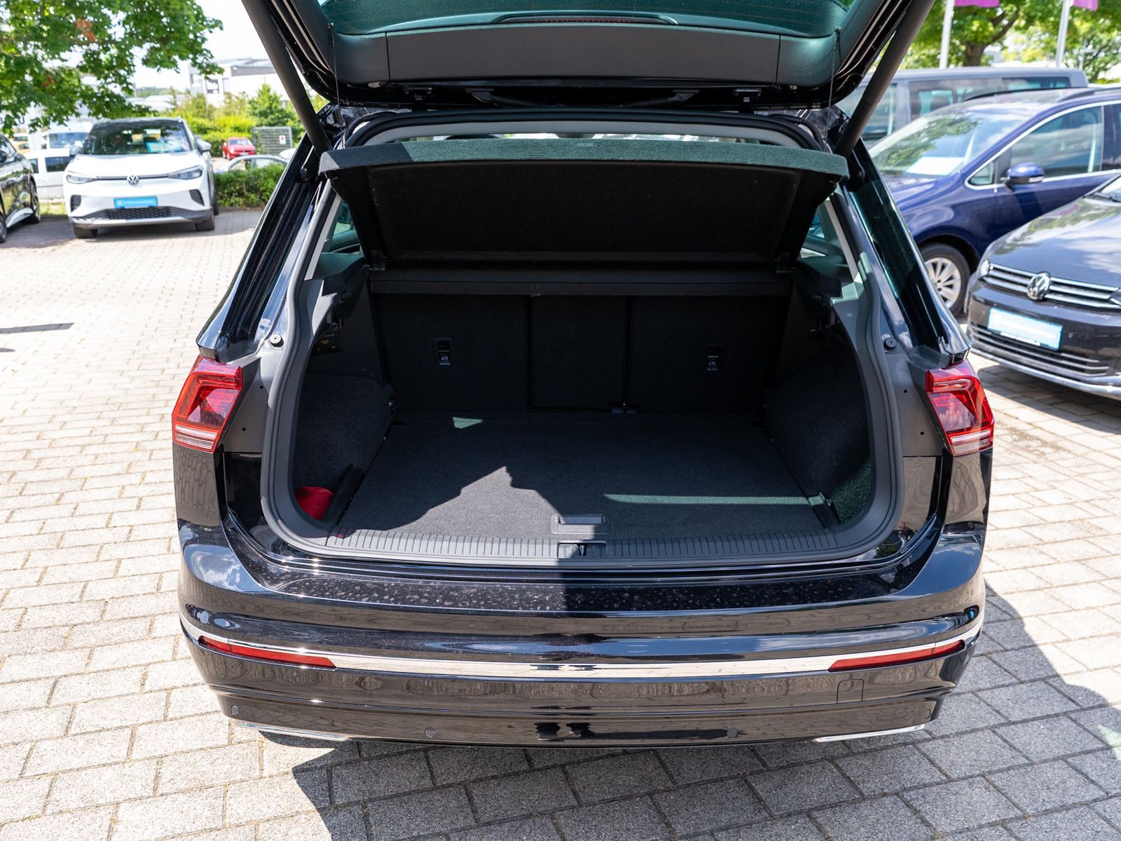 Fahrzeugabbildung Volkswagen Tiguan R-Line 2.0 TSI 4M DSG LED 360° Pano AHK