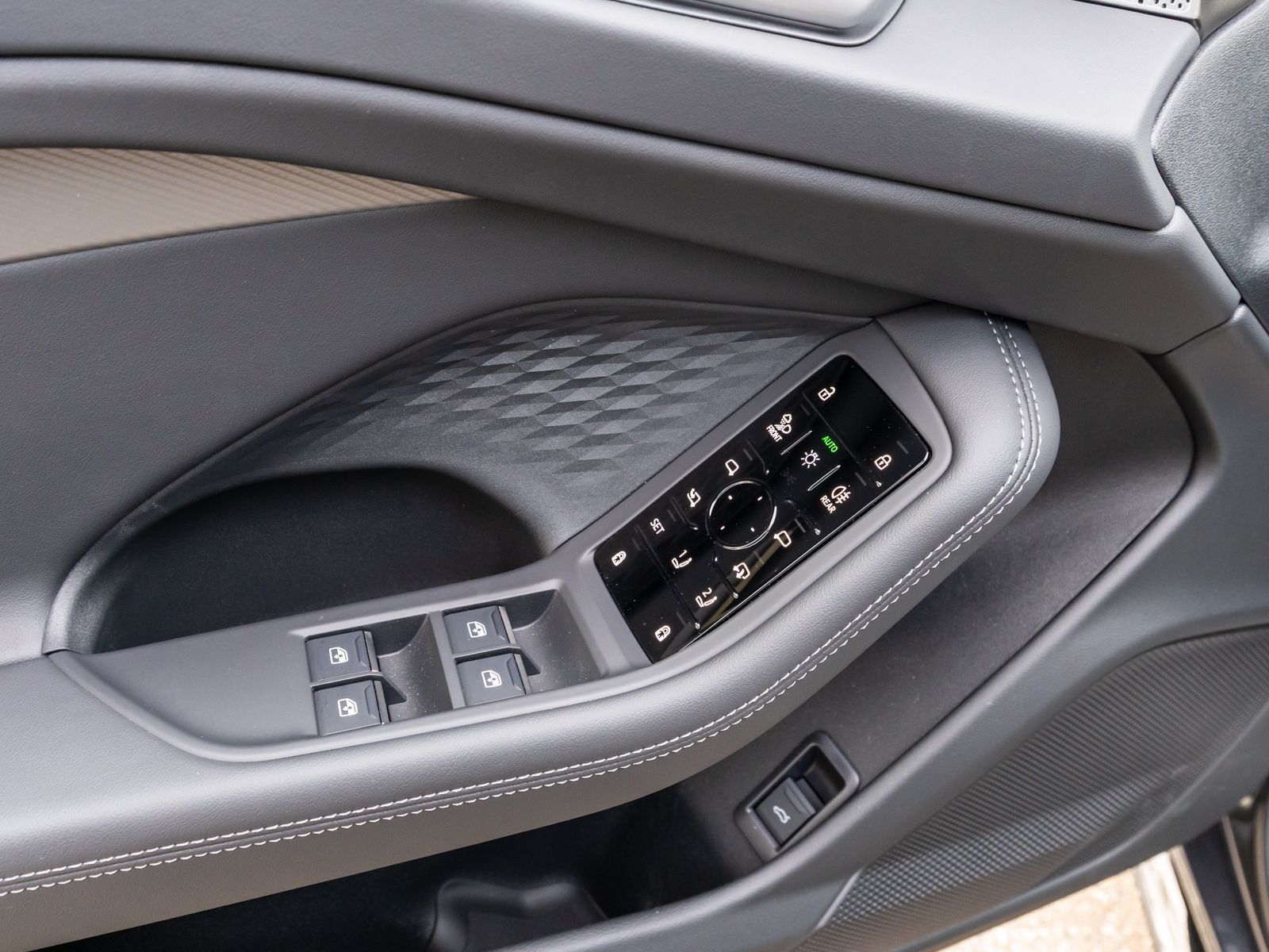 Fahrzeugabbildung Audi A6 Avant S line Edition One TDI quattro PANO AHK