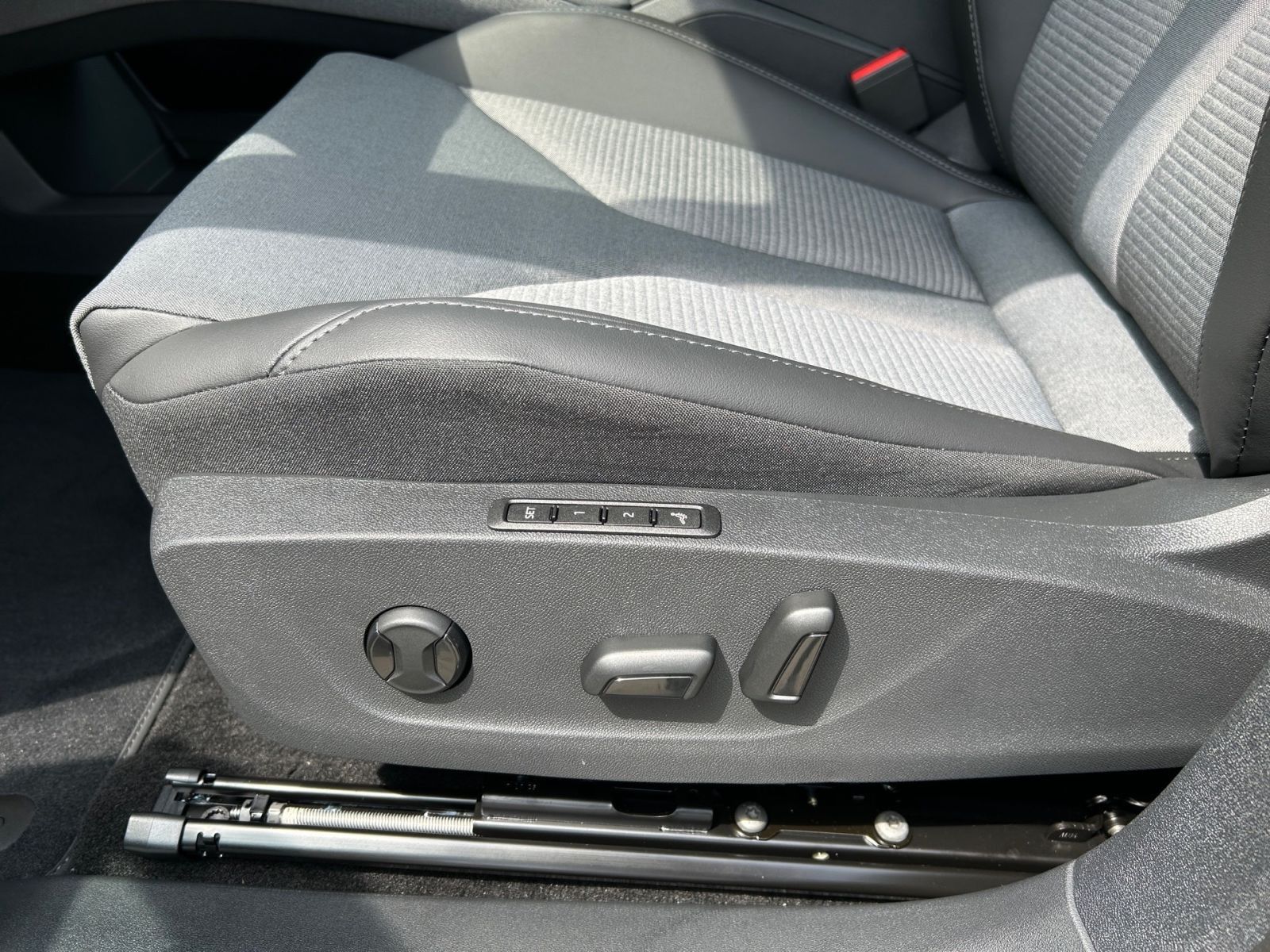 Fahrzeugabbildung SKODA Enyaq 60 204PS 20" ACC Kamera SHZ Matrix-LED AHK