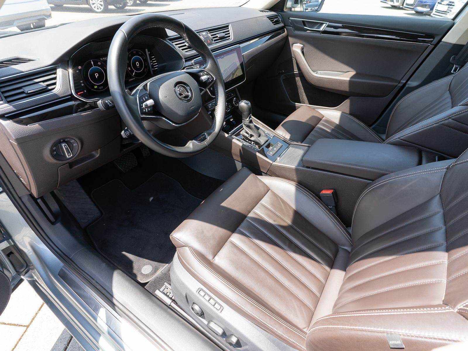 Fahrzeugabbildung SKODA Superb Combi iV L&K 1.4TSI LED Navi 360° ACC AHK