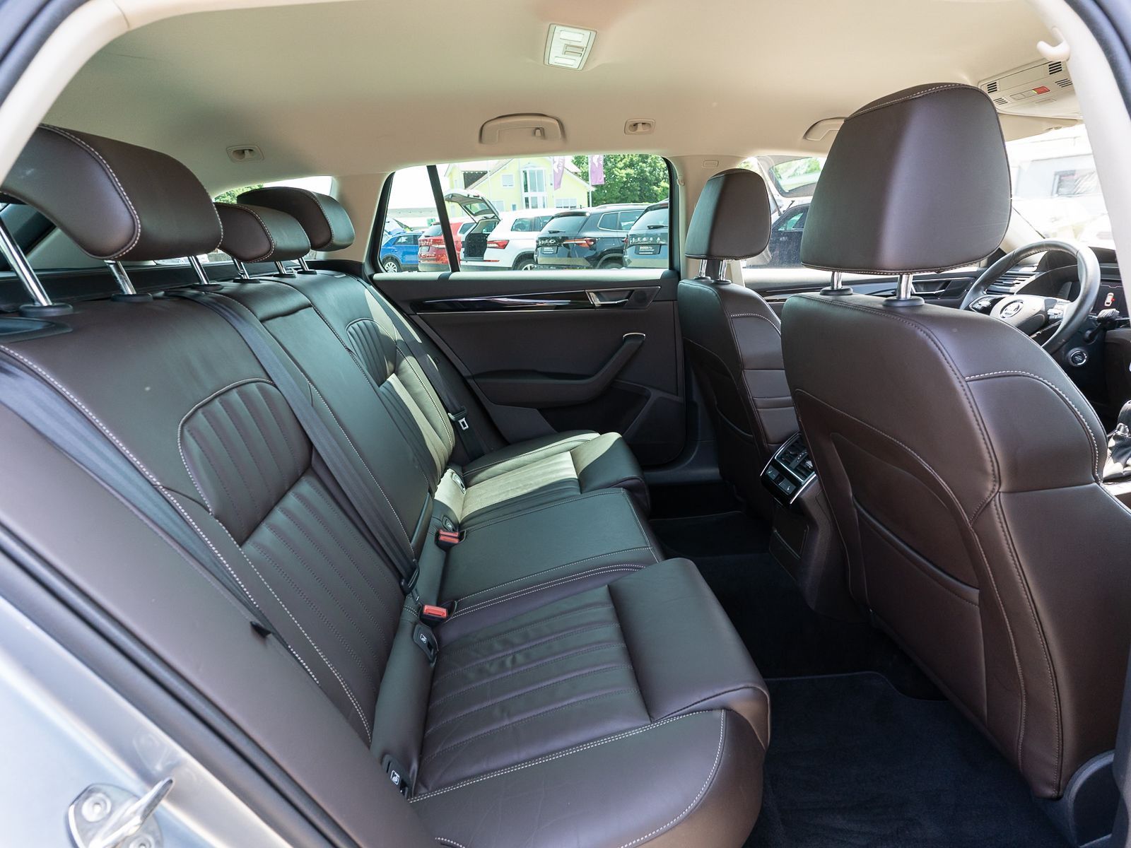 Fahrzeugabbildung SKODA Superb Combi iV L&K 1.4TSI LED Navi 360° ACC AHK