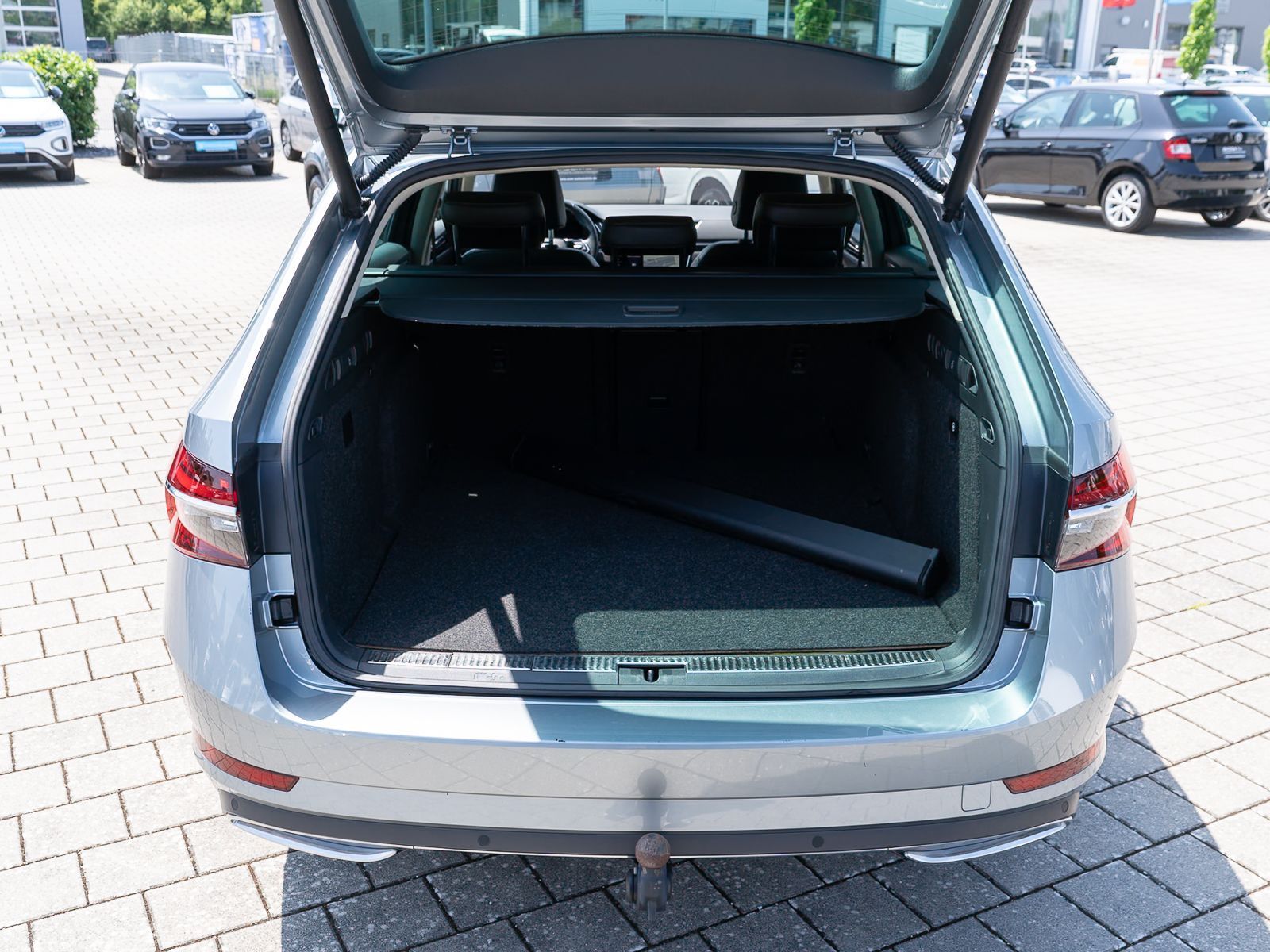 Fahrzeugabbildung SKODA Superb Combi iV L&K 1.4TSI LED Navi 360° ACC AHK