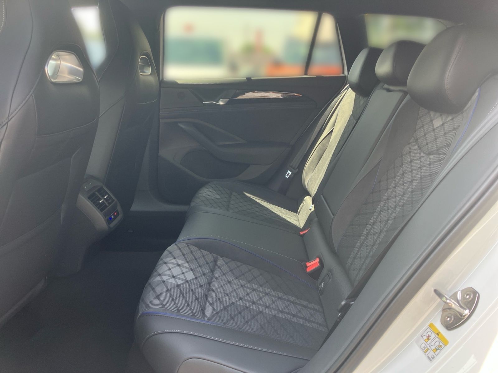 Fahrzeugabbildung Volkswagen Passat R-Line 2,0 TDI 150 PS DSG AHK 360° Kamera
