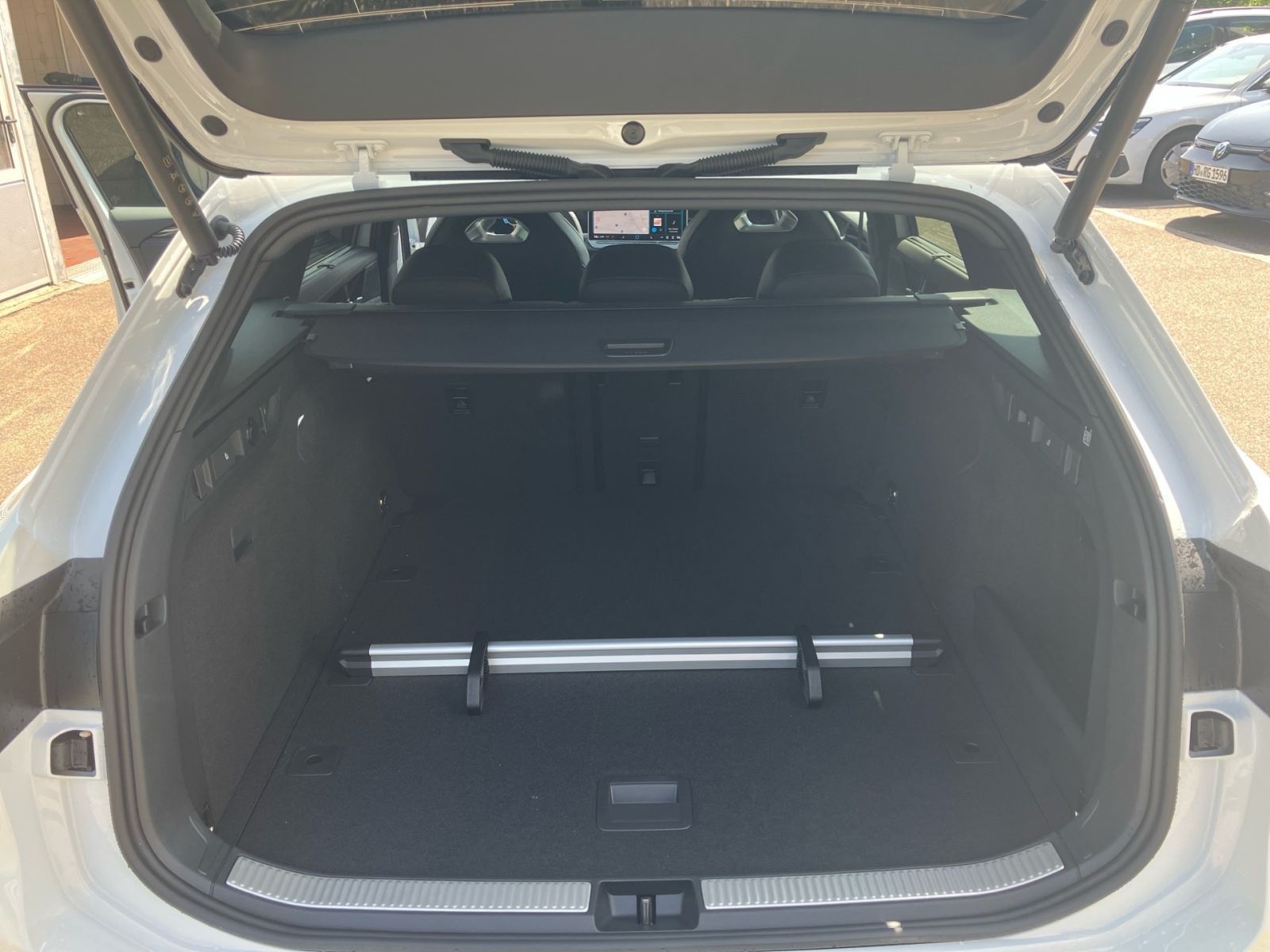 Fahrzeugabbildung Volkswagen Passat R-Line 2,0 TDI 150 PS DSG AHK 360° Kamera