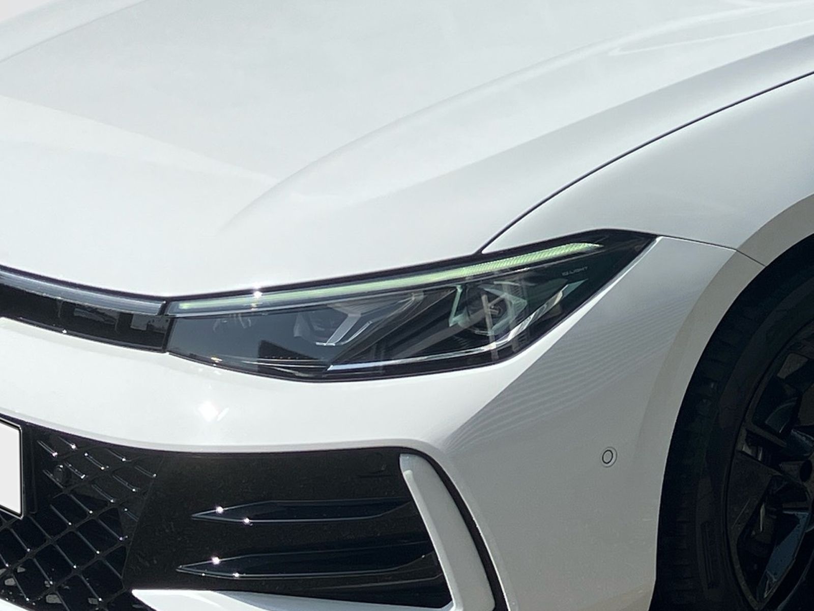 Fahrzeugabbildung Volkswagen Passat R-Line 2,0 TDI 150 PS DSG AHK 360° Kamera