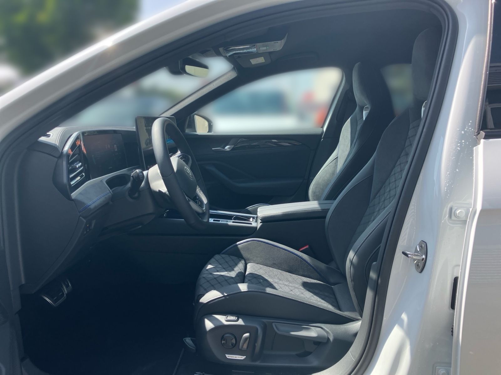 Fahrzeugabbildung Volkswagen Passat R-Line 2,0 TDI 150 PS DSG AHK 360° Kamera